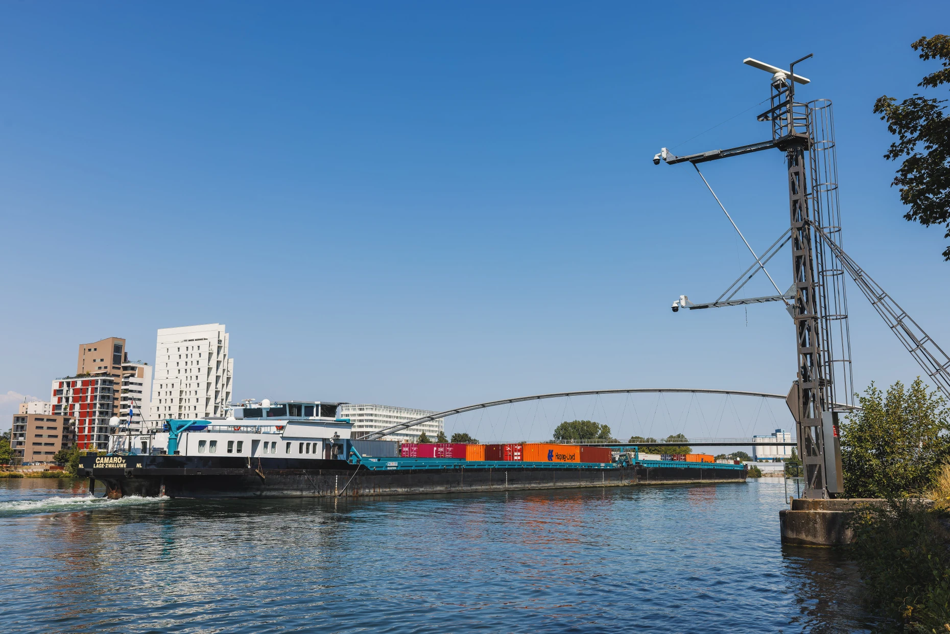 Ein Containerschiff mit wenig Ladung verlässt den Basler Hafen in Richtung Deutschland und Niederlande.