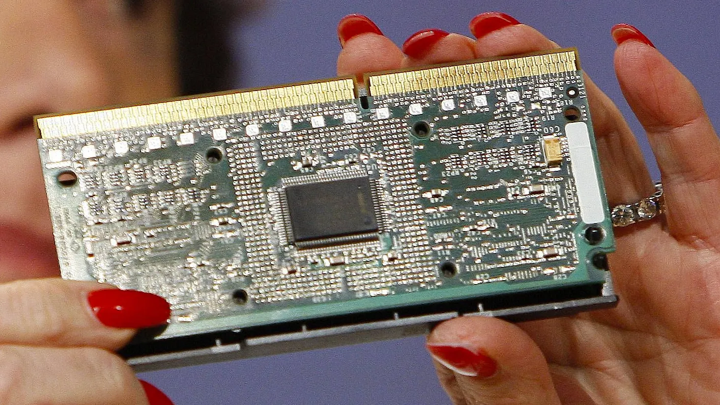 So ungefähr kann ein Intel-Computerchip aussehen, hier in der Hand der früheren EU-Wettbewerbskommissarin Neelie Kroes.