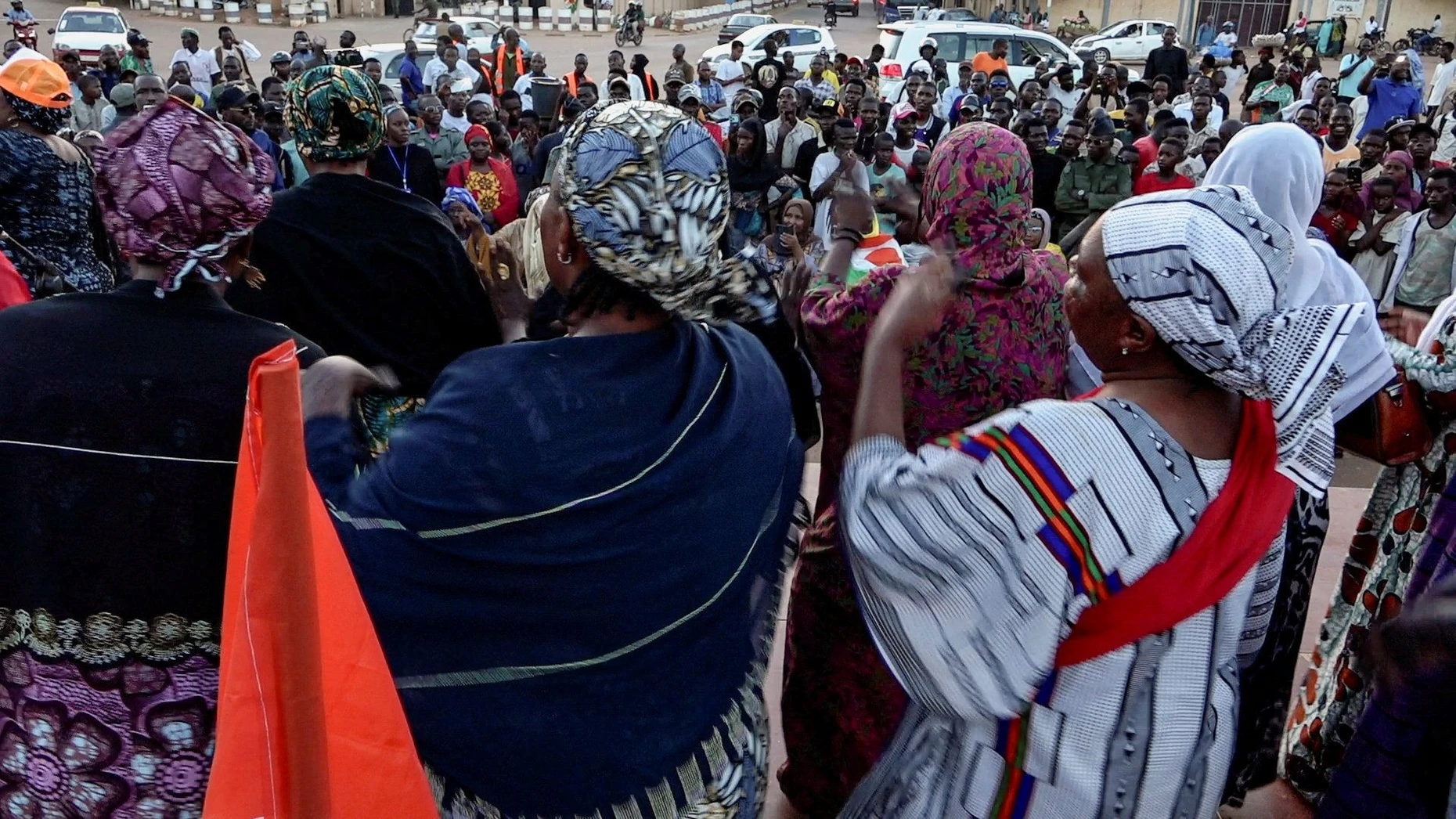 Menschen versammeln sich auf der Place de la Concertation in Niamey.
