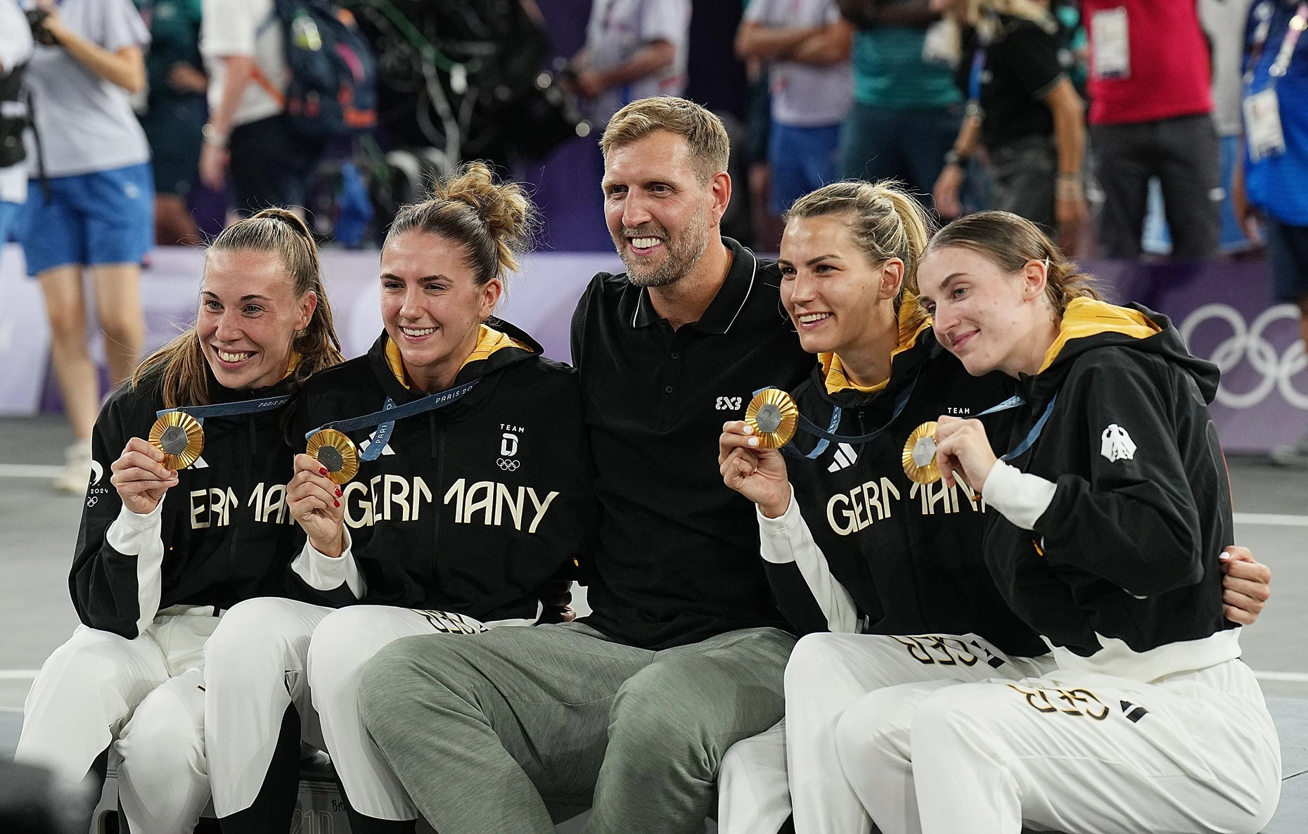 Gold bei den Olympischen Spielen in Paris im 3x3-Basketball: Dirk Nowitzki feiert mit Svenja Brunckhorst (von links nach rechts), Marie Reichert, Sonja Greinacher und Elisa Mevius