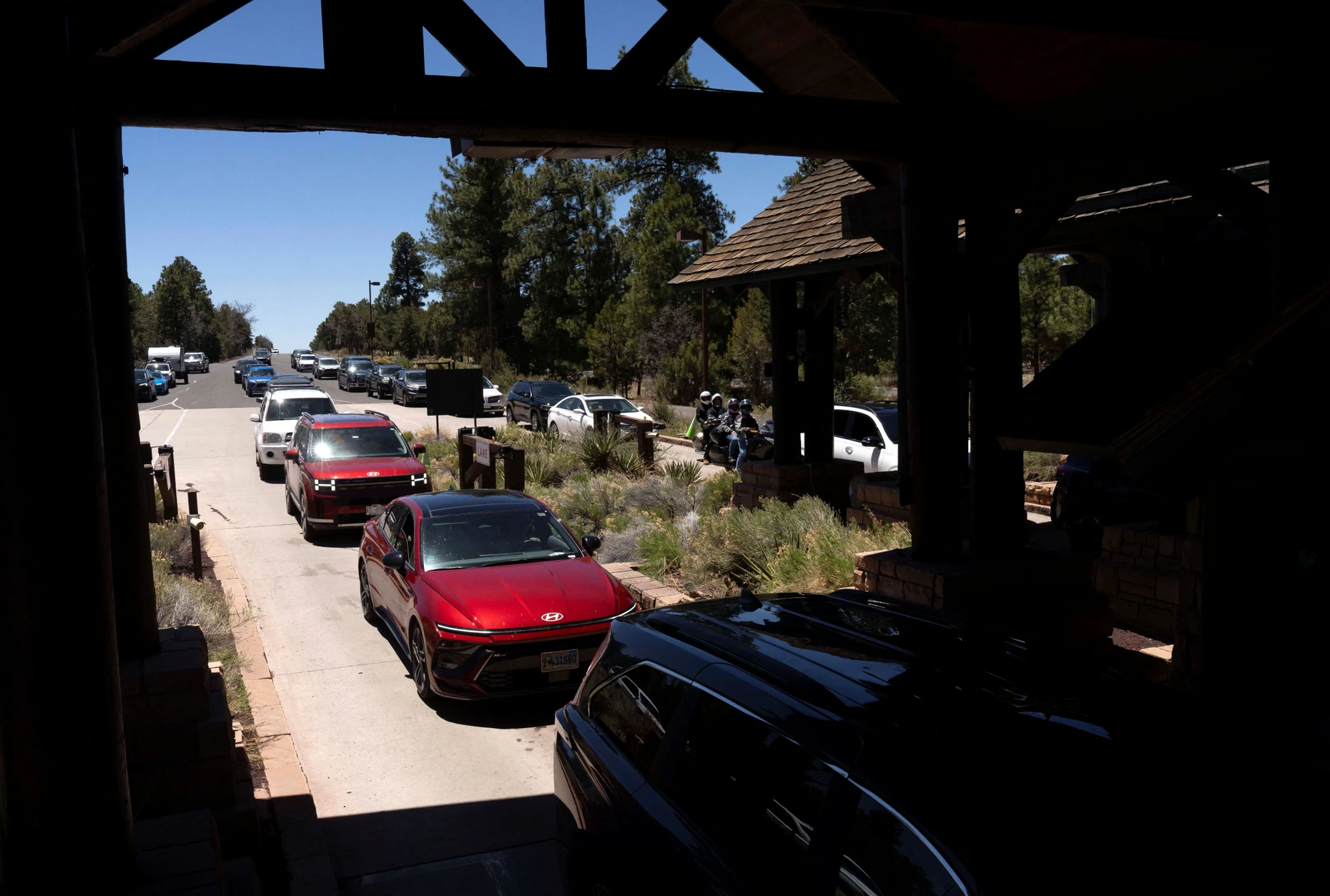 Inzwischen ein ebenso vertrautes wie ärgerliches Bild: lange Schlangen vor dem Eingangstor des Grand Canyon National Park