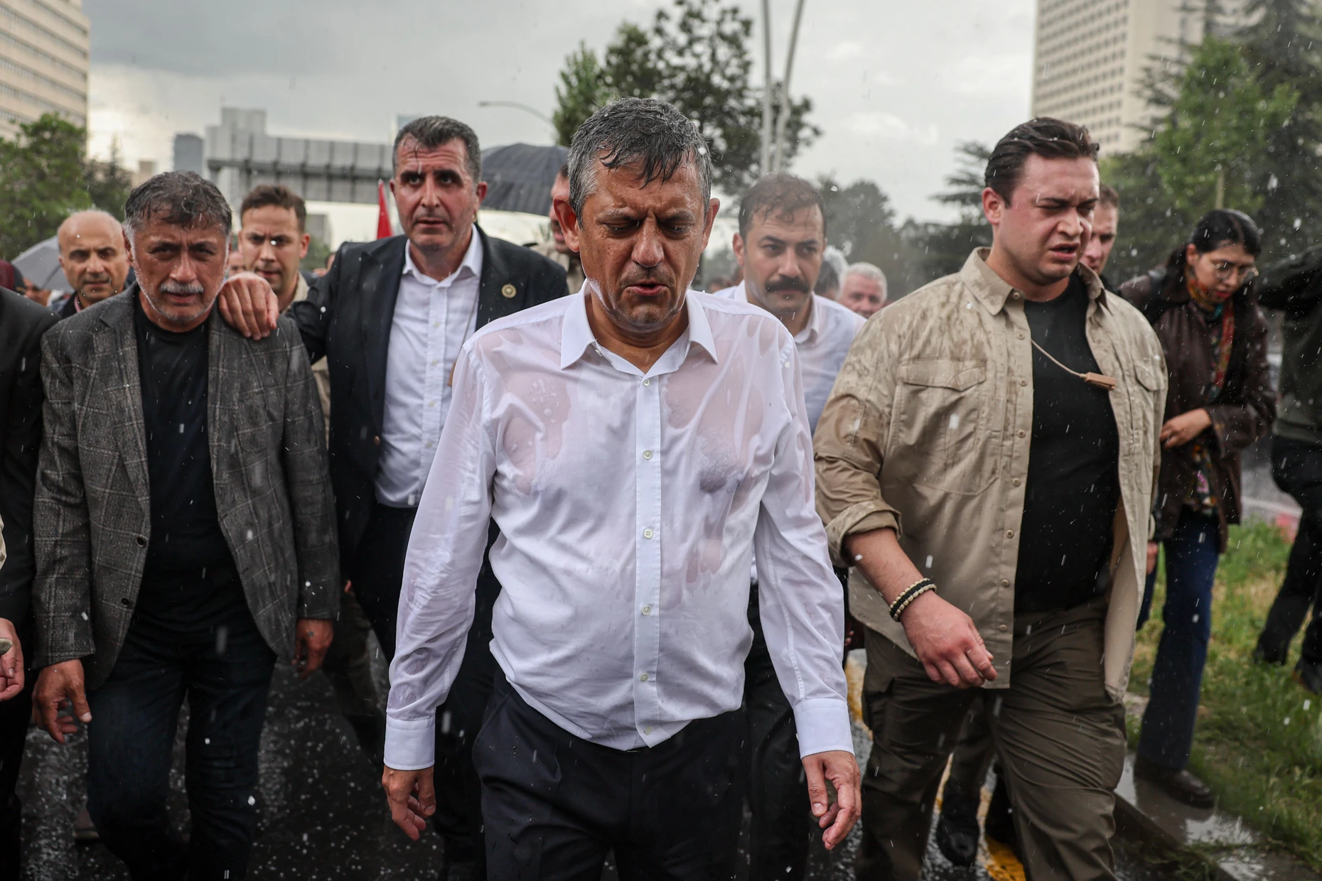Özgür Özel marschiert am 24. Mai 2026 in Ankaraz um Parlament, nachdem die Polizei zuvor das Hauptquartier der CHP in der Hauptstadt gestürmt hatte.