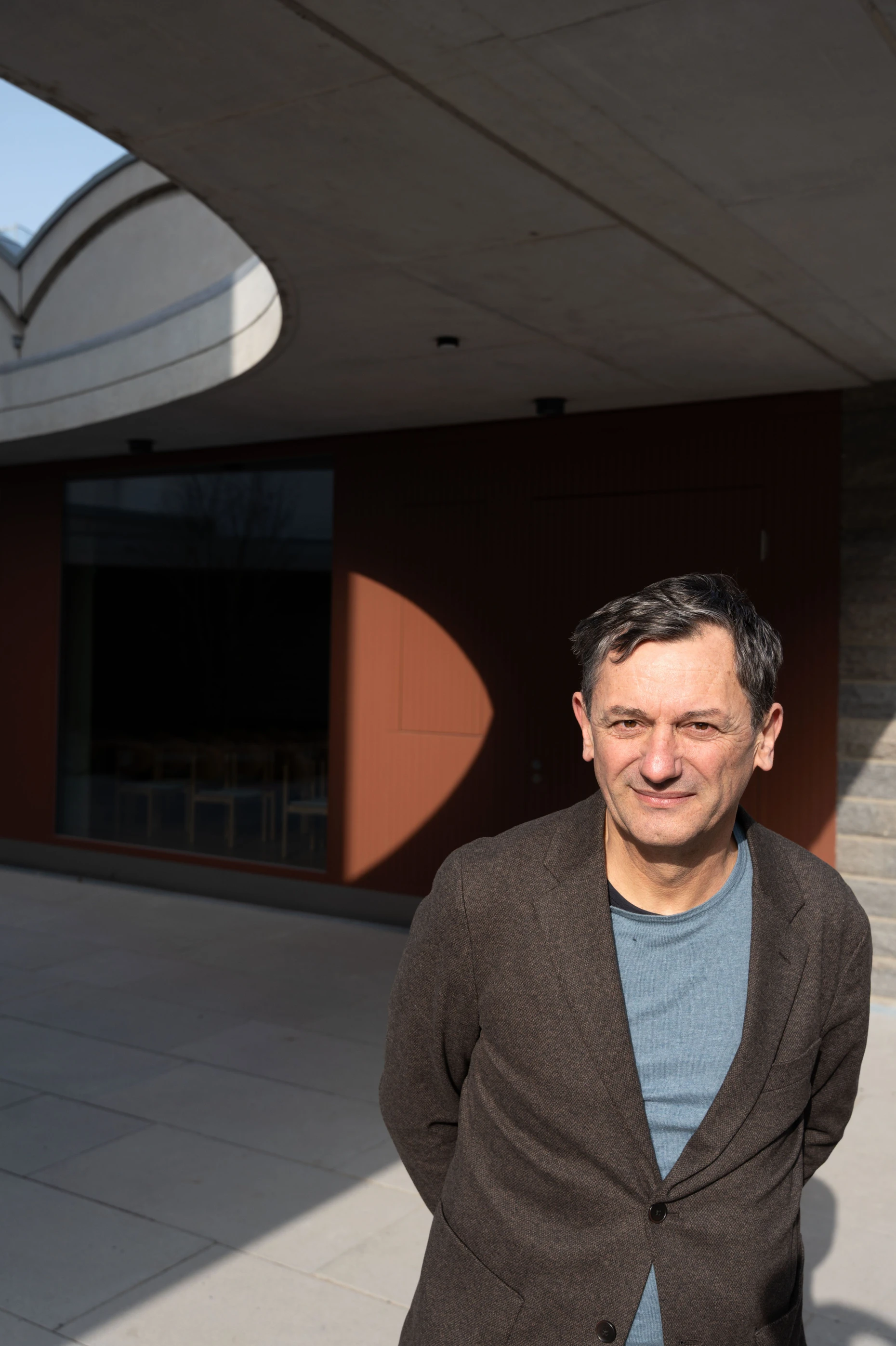 Architekt Zvonko Turkali im Hof vor dem Gemeindesaal