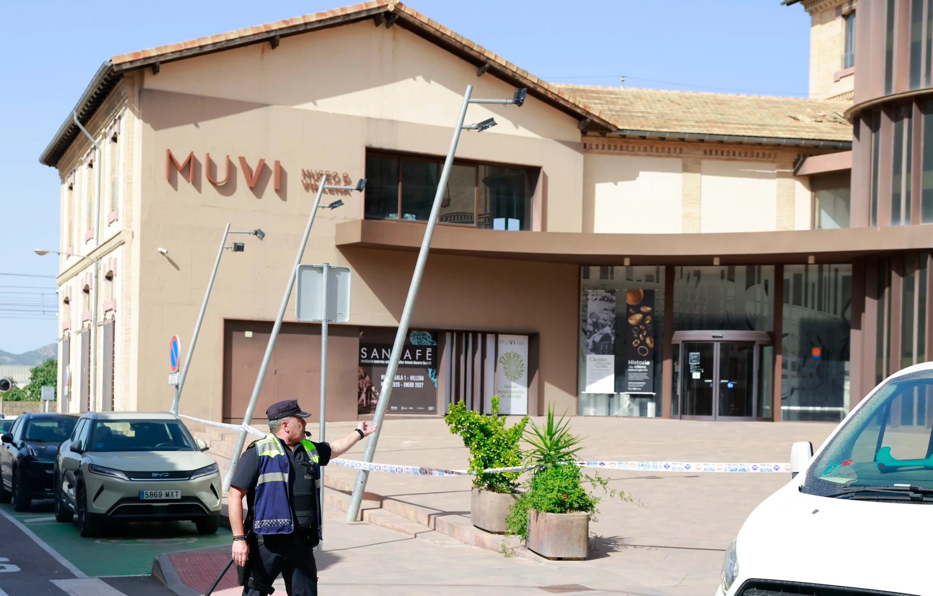 Ein Polizist steht vor dem beraubten Museum in Villena.