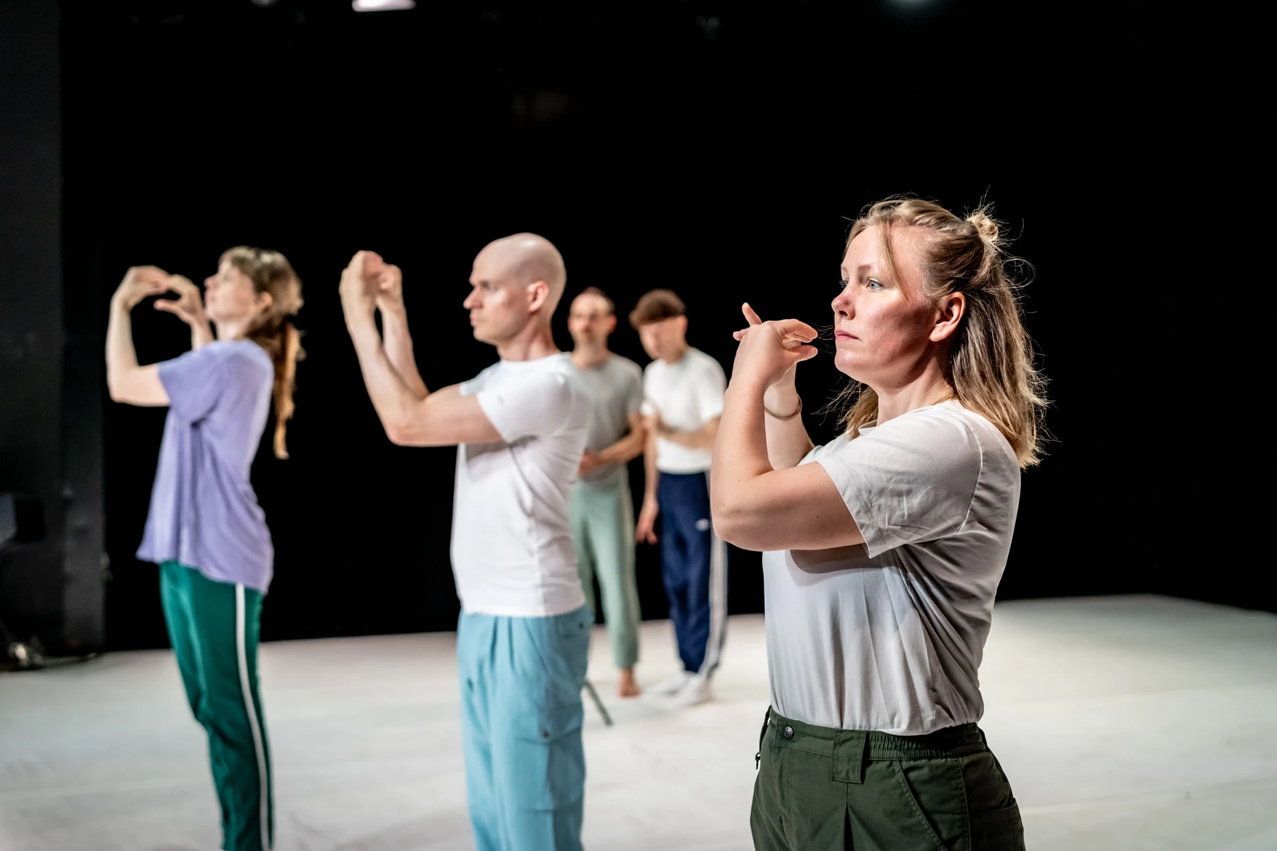 Für jeden muss ein besonderer Moment dabei sein: Boys in Sync bei der Probe zu „Zapfenstreich“ im Staatstheater Darmstadt.