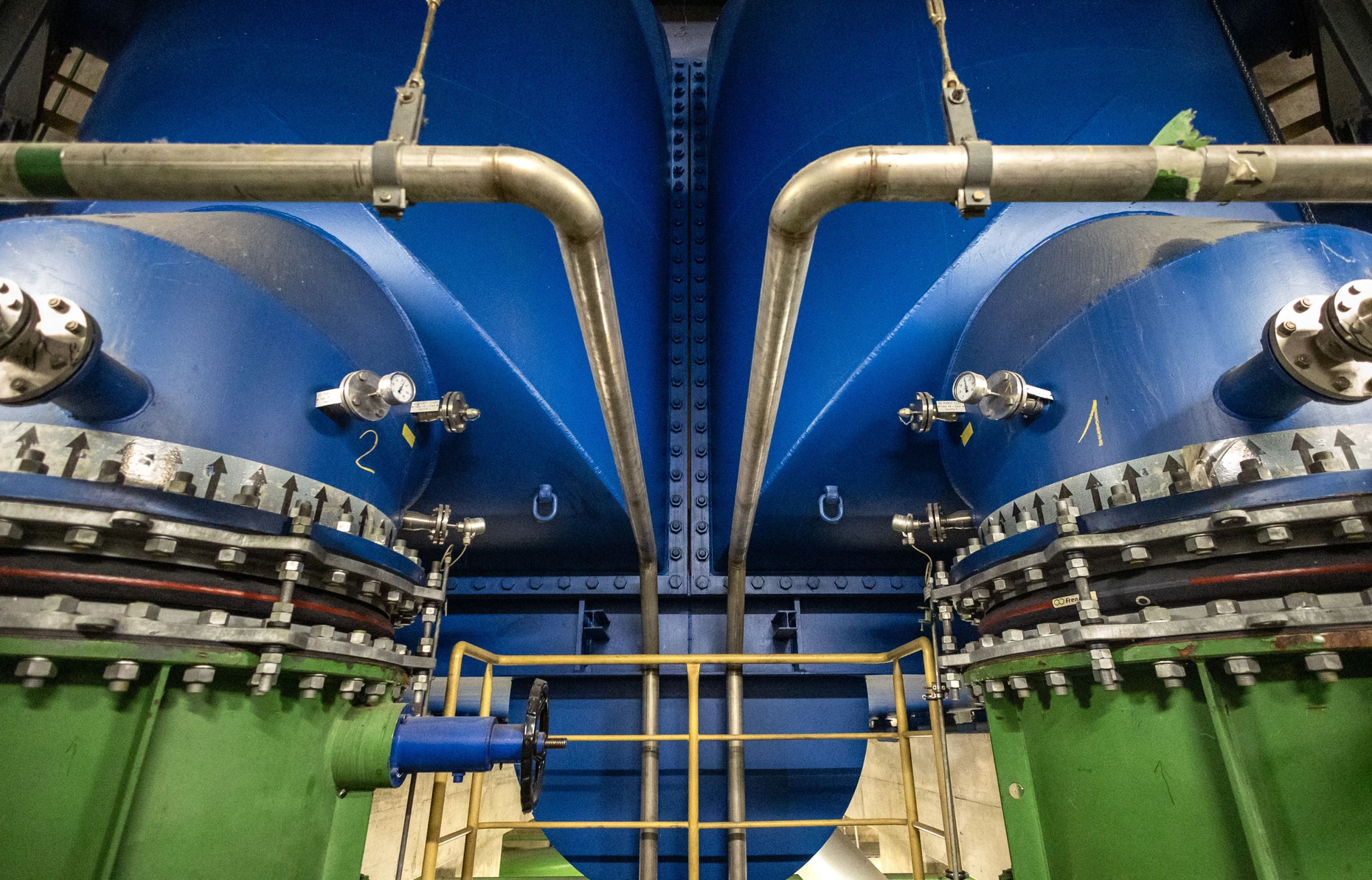Leitungen für Kühlwasser aus dem Rhein und ein Kondensator im Kraftwerk