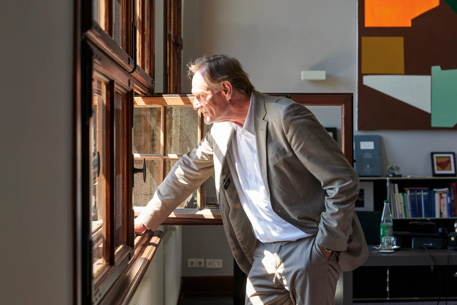 Hat seine Stadt aufwachsen sehen: Burkhard Jung (SPD) schaut aus dem Fenster seines Büros im Neuen Rathaus.