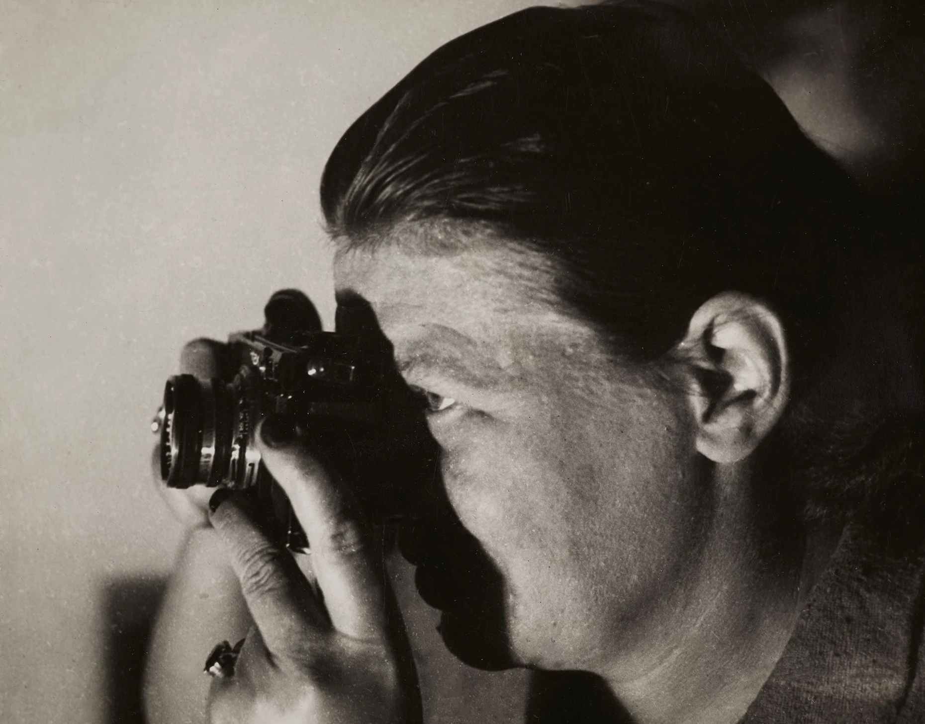 Mit einem besonderen Blick: Germaine Krull, auf dem Foto von 1932 mit einer Contax-Kamera, erregte vor allem mit ihren Porträts Aufsehen.