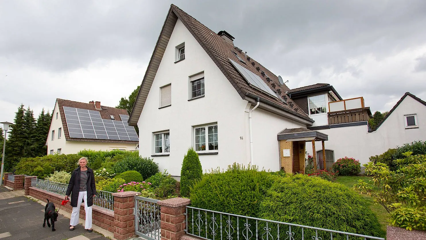 Wer sein eigenes Haus nach wenigen Jahren verkauft, kann das unter Umständen auch steuerfrei tun.