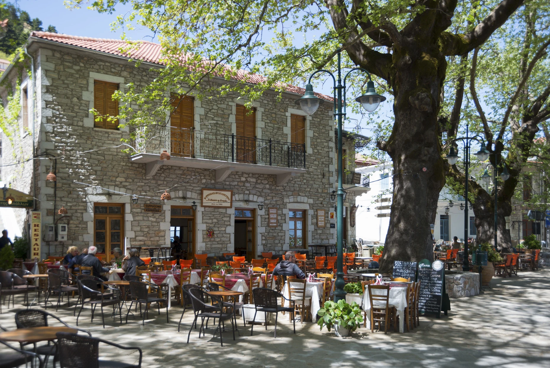 Man hat Zeit in der Abgeschiedenheit des Parnon-Gebirges: Restaurants unter Platanen in Kosmas.