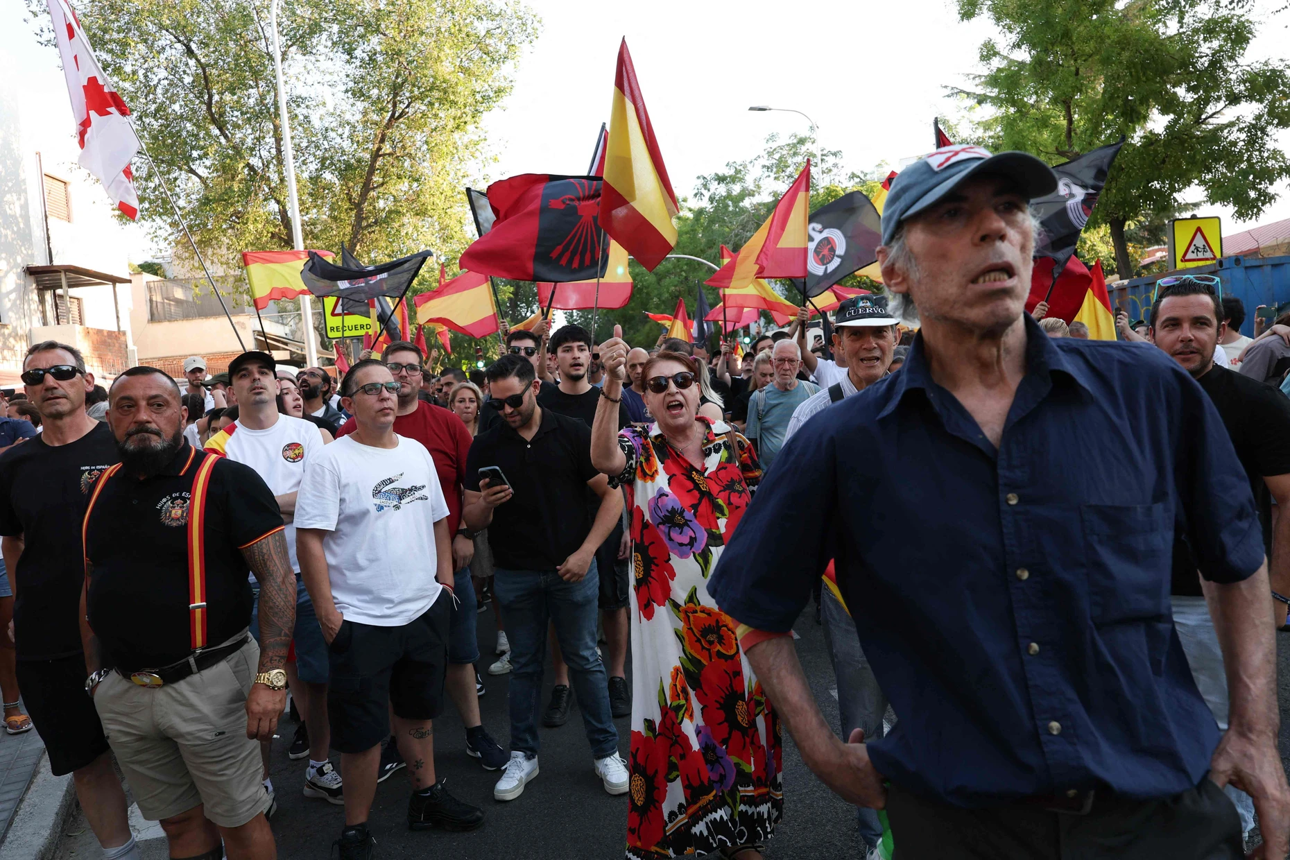 Rechtsextreme Demonstranten bekunden am Freitag in Madrid ihren Unmut über eine „Invasion“ durch Migranten