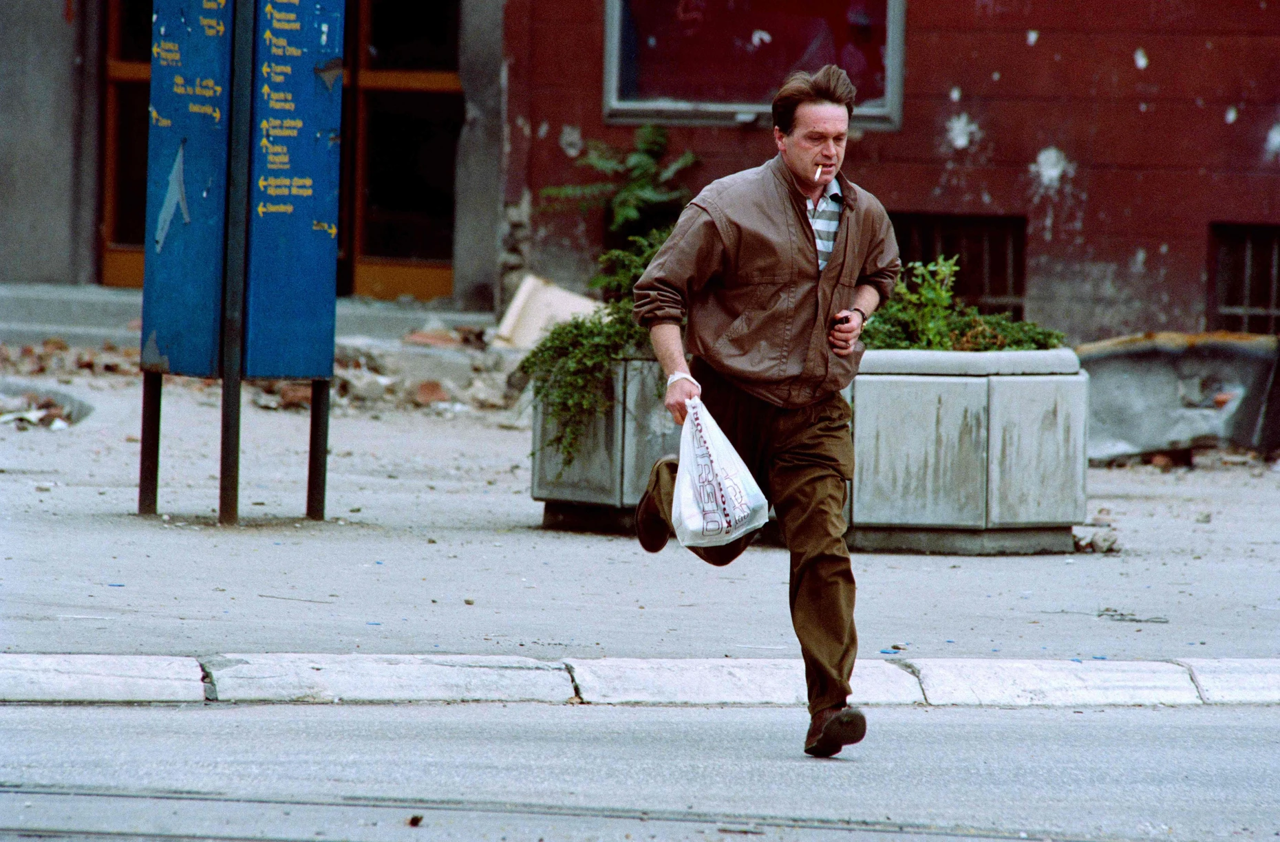 Ein Bewohner von Sarajevo rennt im Mai 1992 über eine Straße, die von Scharfschützen besonders beobachtet wurde.