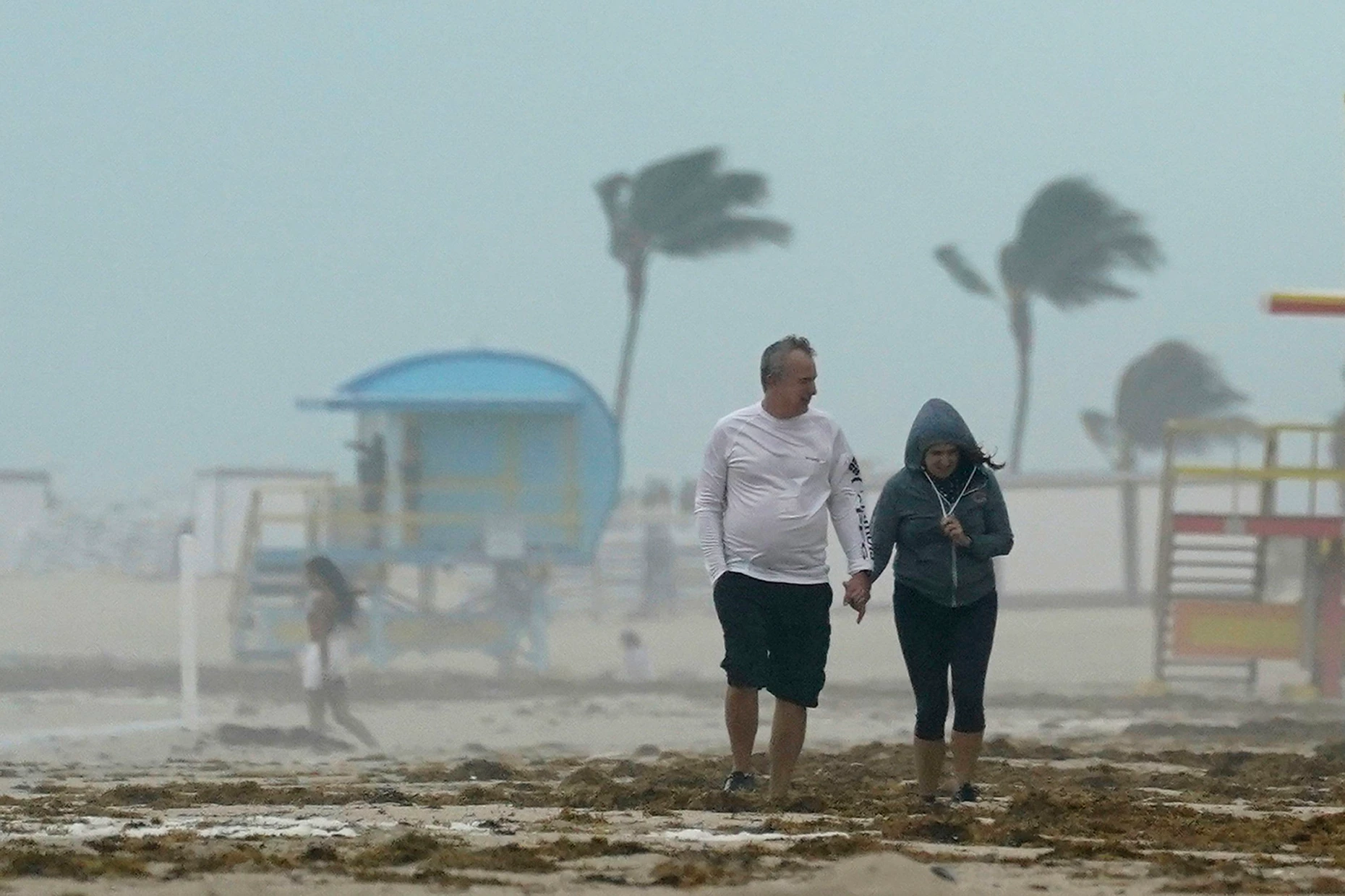 Miami Beach ist nicht immer ein Paradies: ein Paar vor dem Eintreffen von Tropensturm Eta