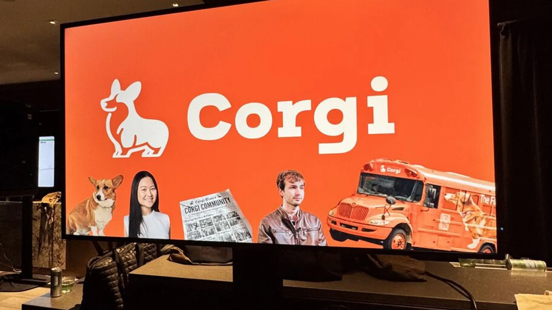 Die Corgi-Gründer Emily Yuan und Nico Laqua samt Maskottchen und Firmenbus