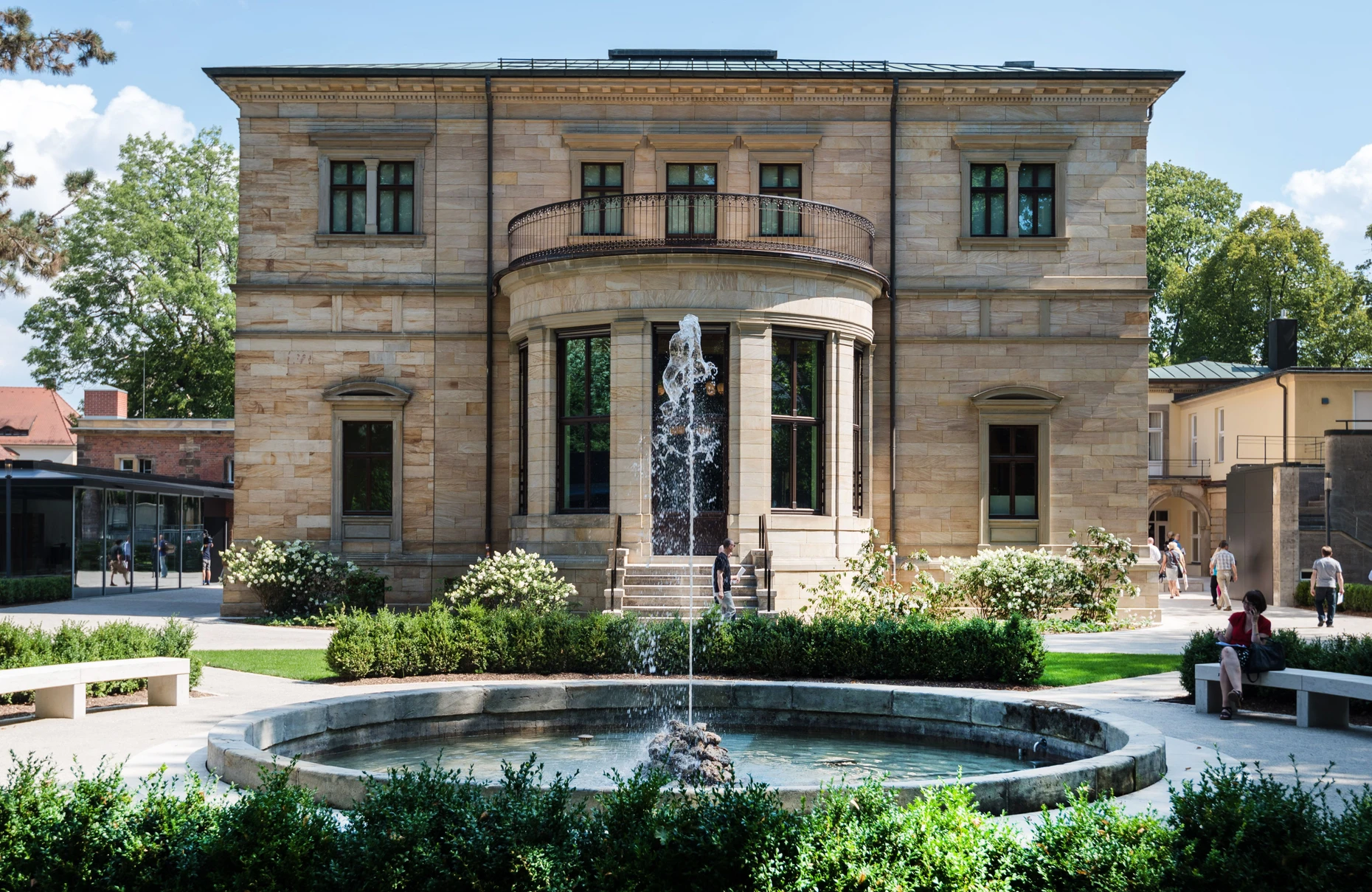 Ein Brunnen vor dem Richard-Wagner-Museum Bayreuth. Das Museum beherbergt auch das Richard-Wagner-Nationalarchiv.