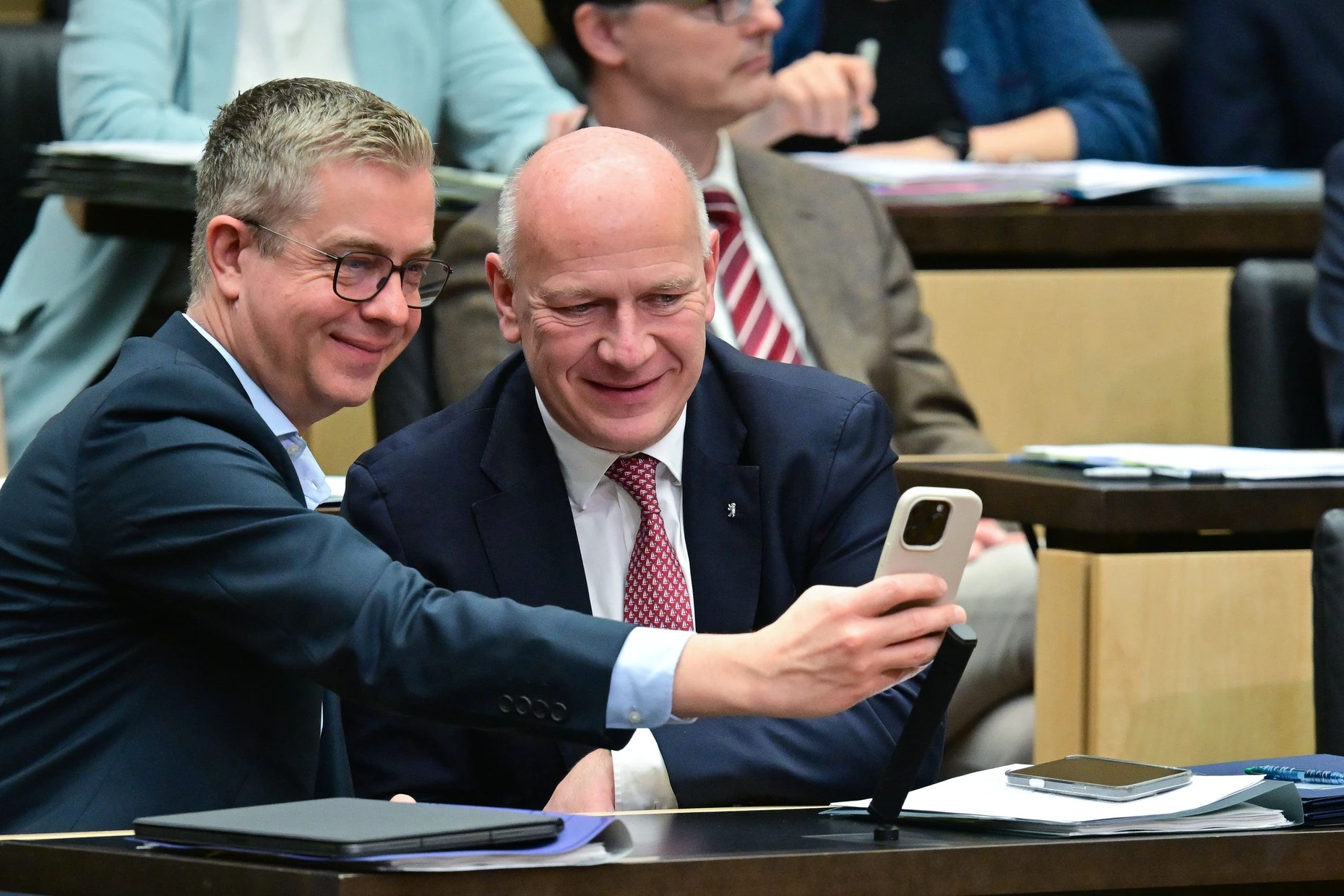 Der alte und der neue Berliner Bürgermeister? Evers und Wegner posieren für ein Selfie im Bundesrat