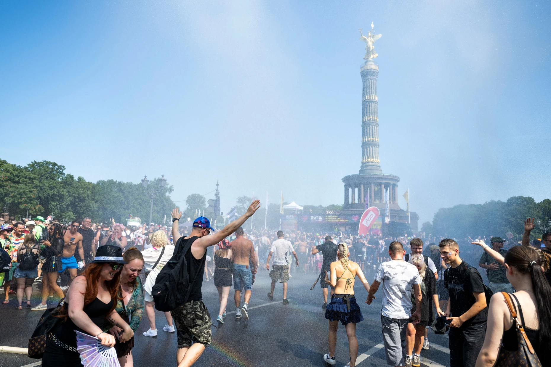 Abkühlung nötig: Teilnehmer kühlen sich unter dem Wassernebel eines Wasserwerfers der Polizei ab.