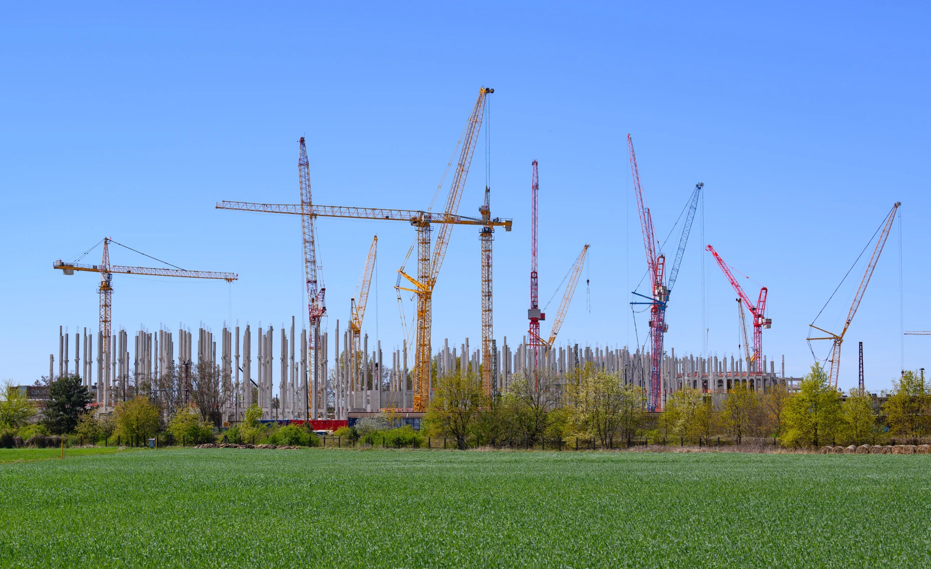 Mehrere Kräne stehen auf der großen Baustelle für das Rechenzentrum der Schwarz-Gruppe in Lübbenau.