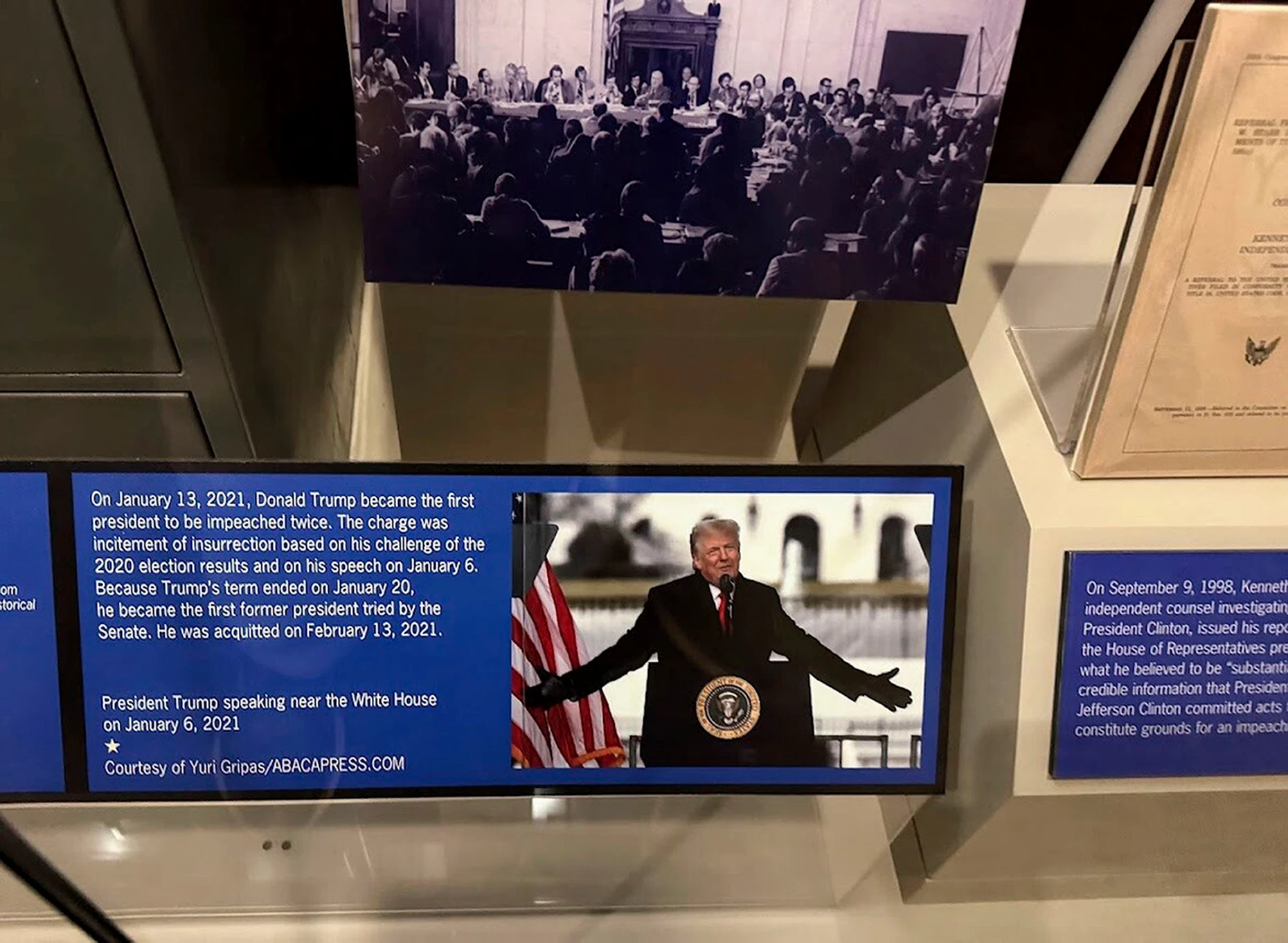 Das Ausstellungsstück über die Amtsenthebungsverfahren gegen Donald Trump im Smithsonian Museum in Washington im August 2025
