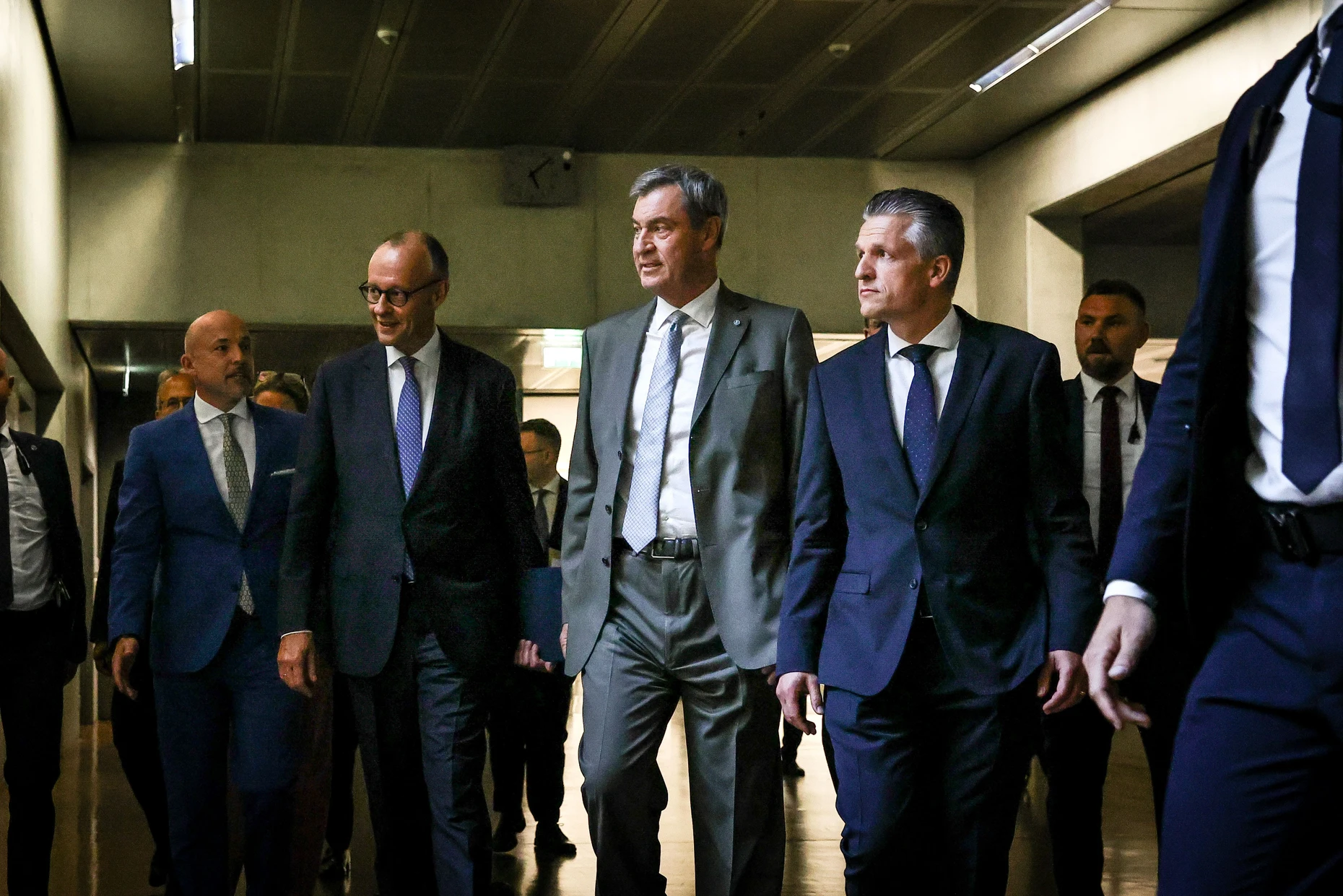 CSU-Landesgruppenchef Hoffmann ist am Mittwoch gemeinsam mit Merz, Söder und Frei auf dem Weg zur Pressekonferenz nach der Unionsfraktionssitzung.