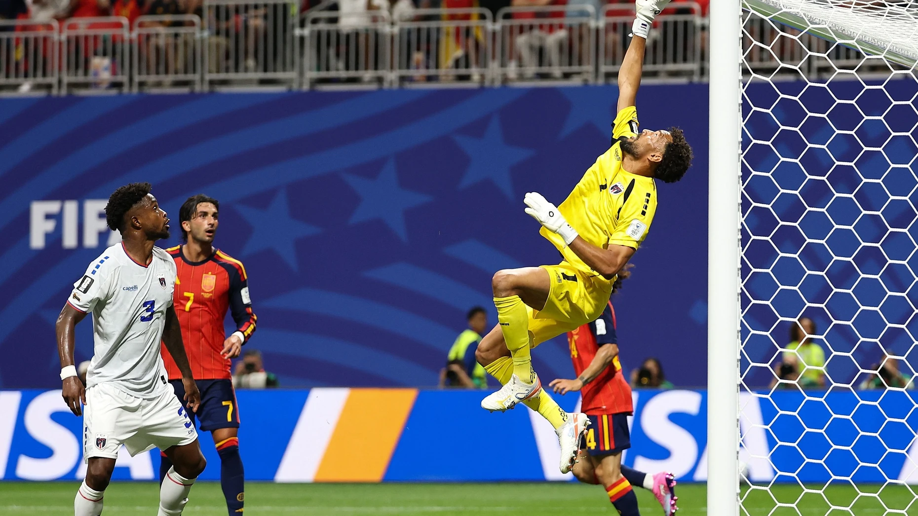 15.06.2026, USA, Atlanta: Fußball, Männer, WM 2026, Spanien - Kap Verde, Vorrunde, Gruppe H, 1. Spieltag, Atlanta-Stadion. Torhüter Vozinha (r, vorn) von Kap Verde pariert einen Schuss. Foto: Wang Kaiyan/XinHua/dpa +++ dpa-Bildfunk +++
