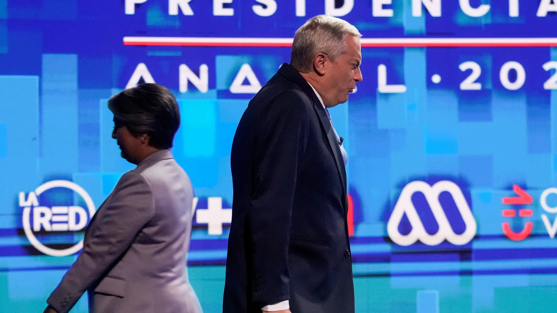 Richtungswechsel in Chile: Der neue, rechtsgerichtete Präsident José Antonio Kast passiert während der Wahl seine linke Konkurrentin Jeannette Jara.