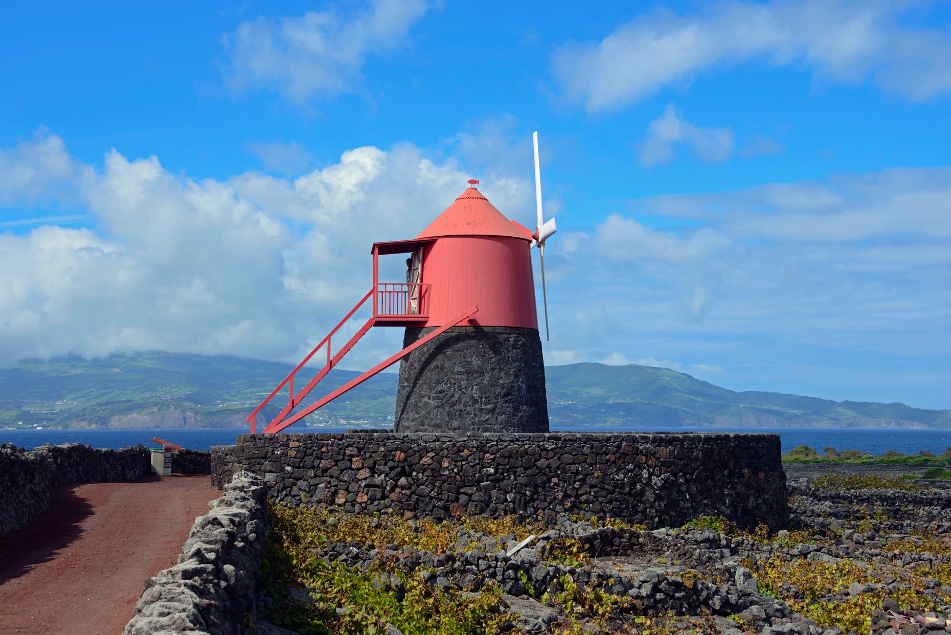 Eine Windmühle im Weinbaugebiet Verdelho auf der Azoreninsel Pico