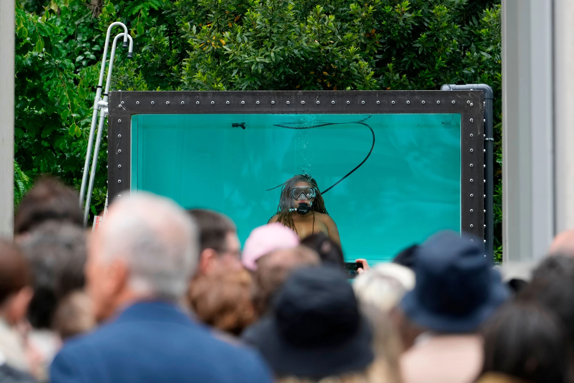 Gespeist aus den Abwässern der Besucher: Eine Performerin sitzt im Tank mit dem gereinigten Wasser.