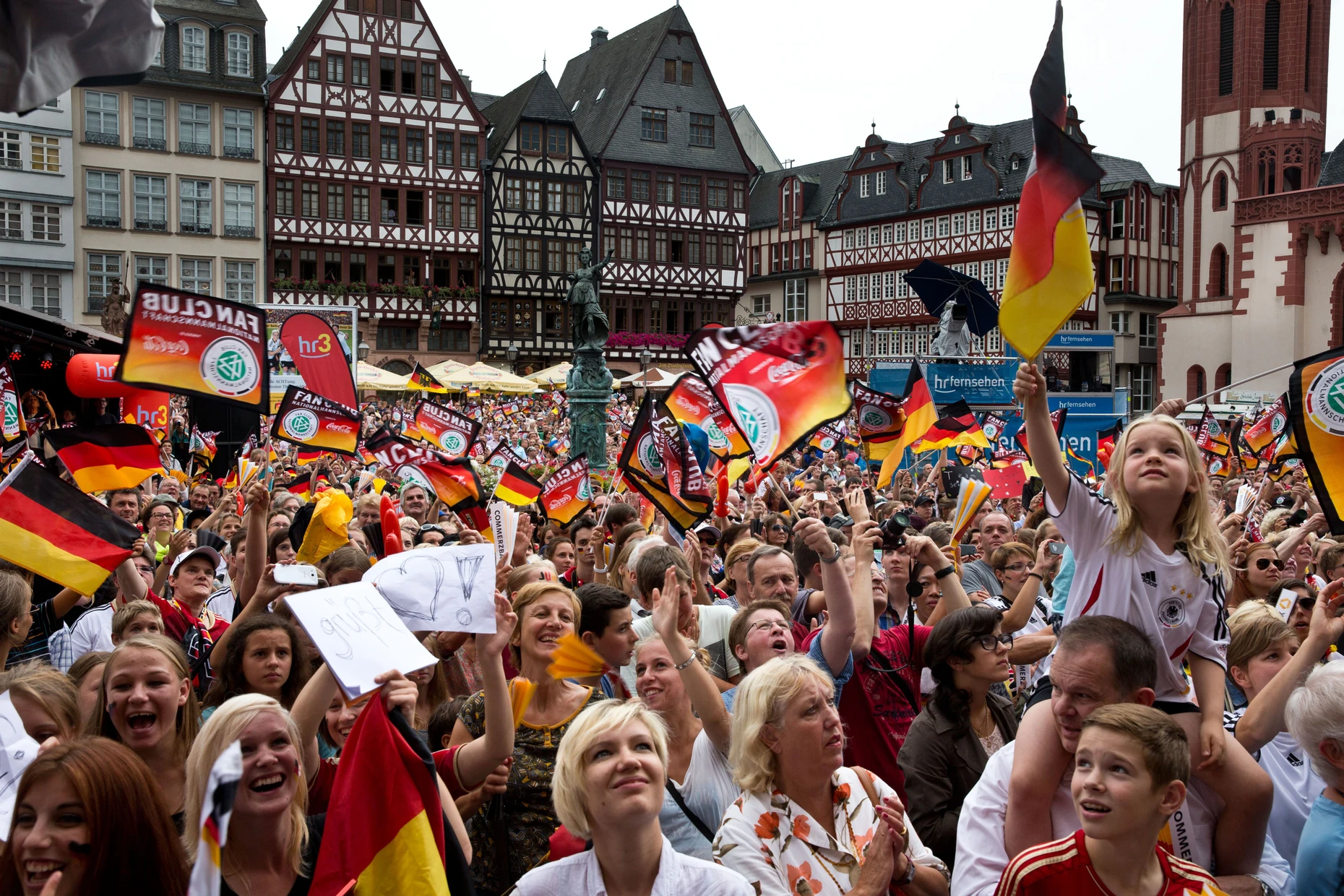 Nur die Fußballerinnen sind Frankfurt noch treu: Empfang auf dem Römerberg nach einem EM-Titel 2013.