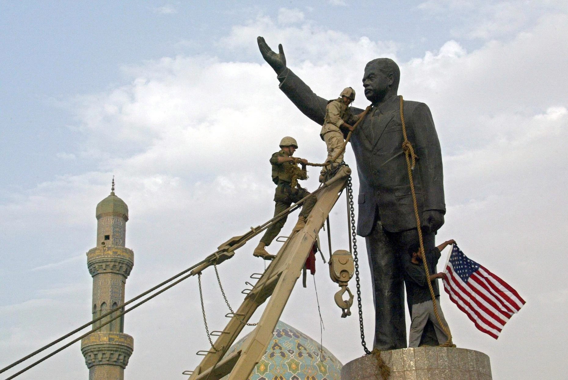 Bringen das Standbild zu Fall: US-Marines legen am 9. April 2003 in der Al-Fardous-Straße in Bagdad eine Kette um den Kopf der Statue von Saddam Hussein.