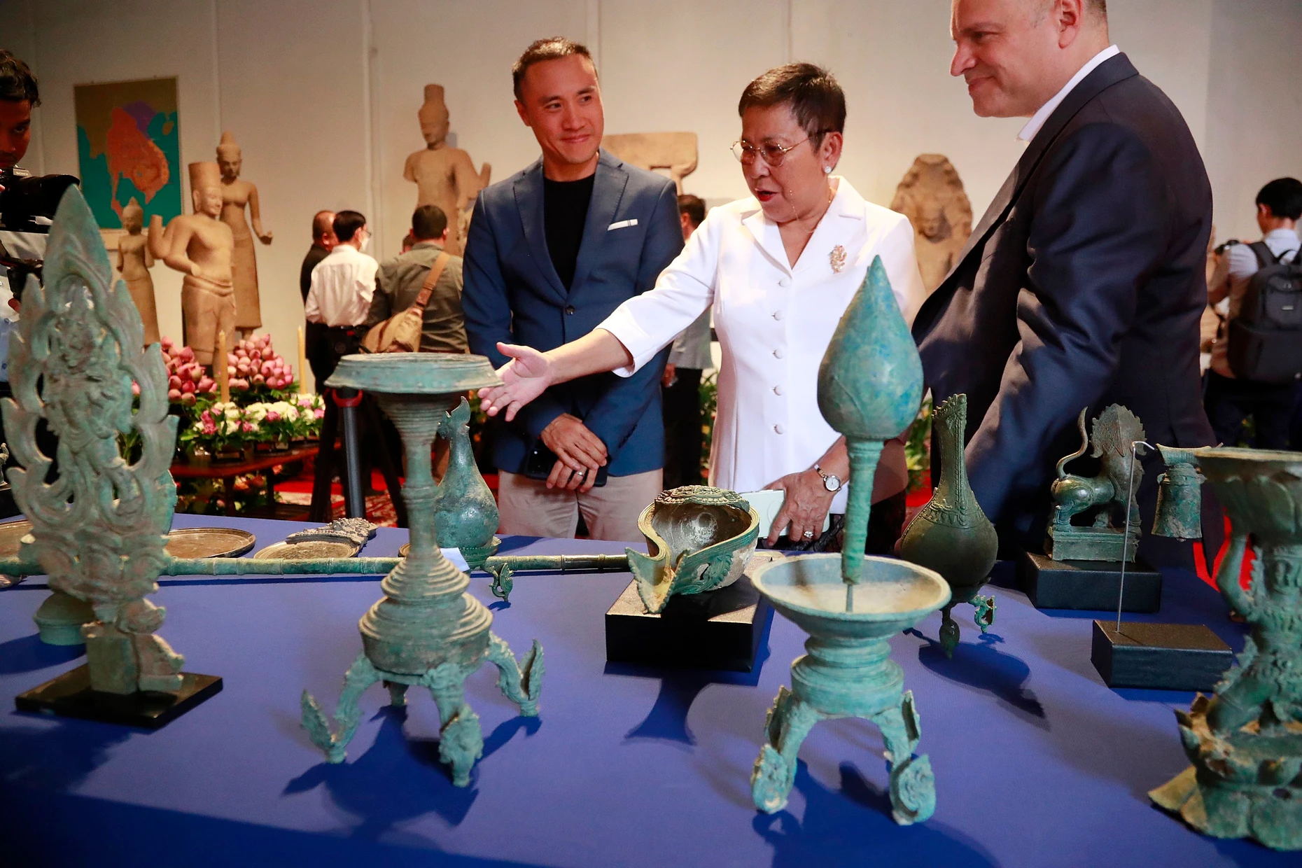  Die kambodschanische Kulturministerin Phoeurng Sackona nimmt sie in Augenschein.