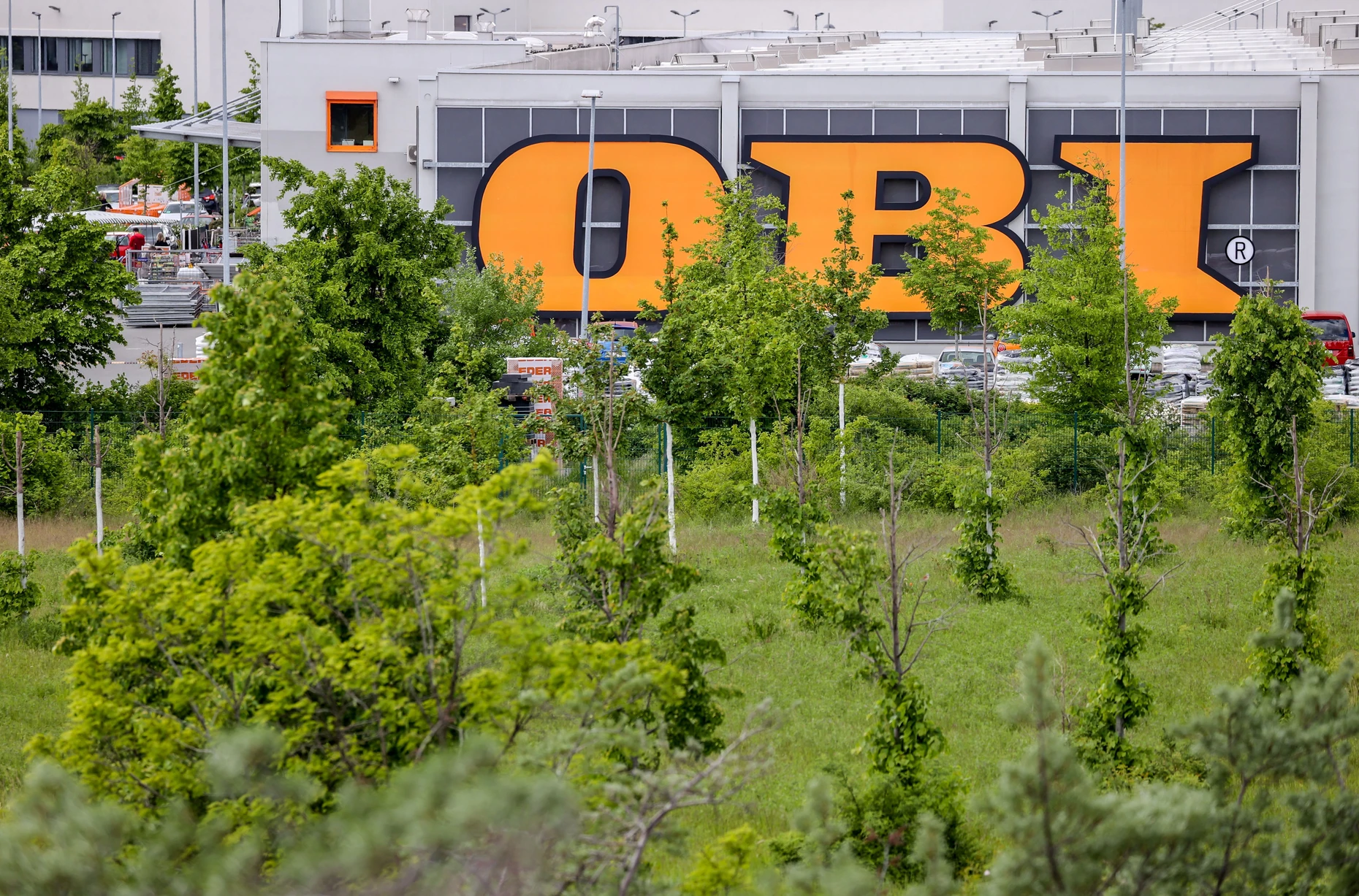 Drei überdimensionale Buchstaben hängen an der Fassade einer Fililale der Baumarktkette Obi.