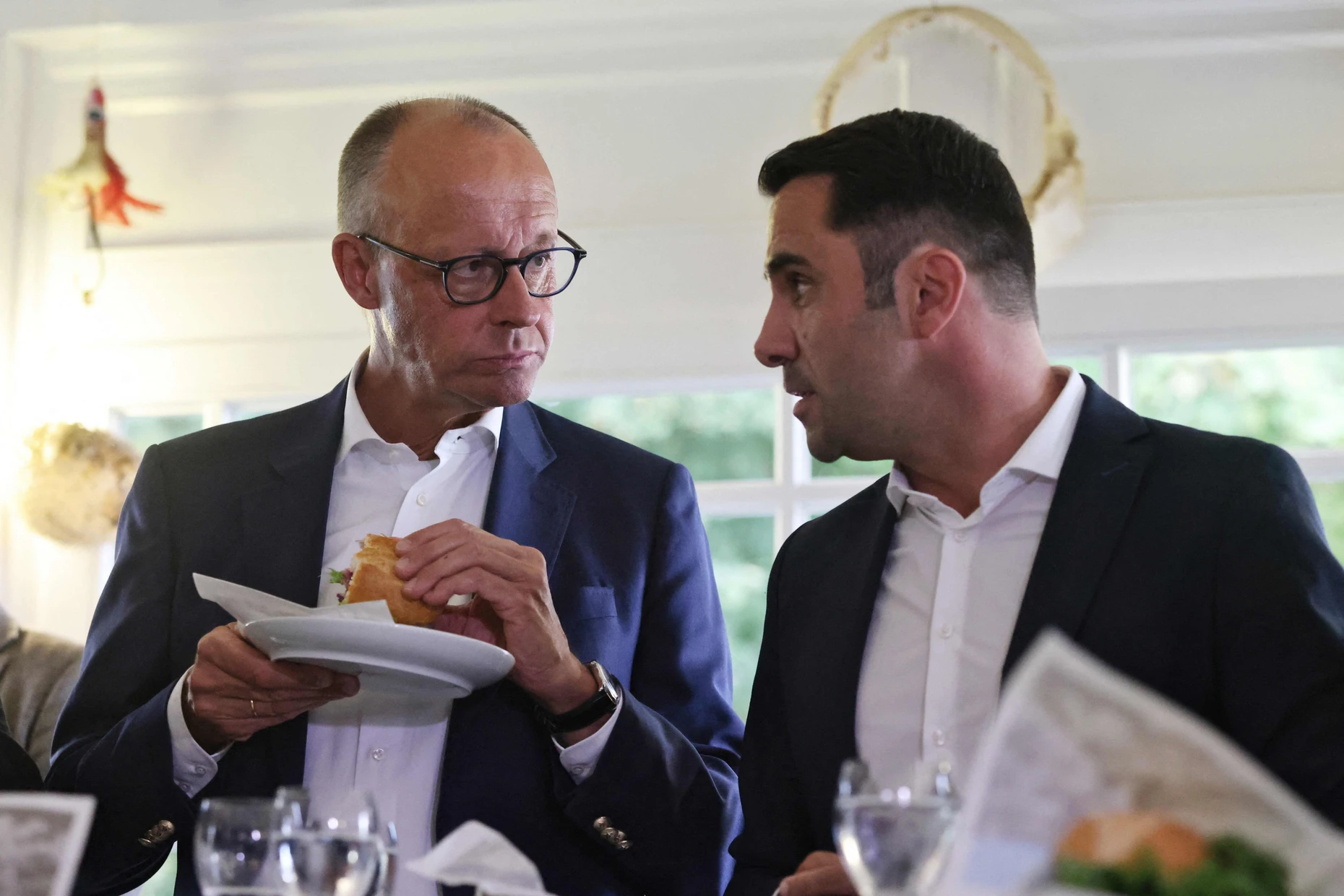 „Das Beste daran ist immer die Mitte“: Merz mit CDU-Spitzenkandidat Daniel Peters und Fischbrötchen