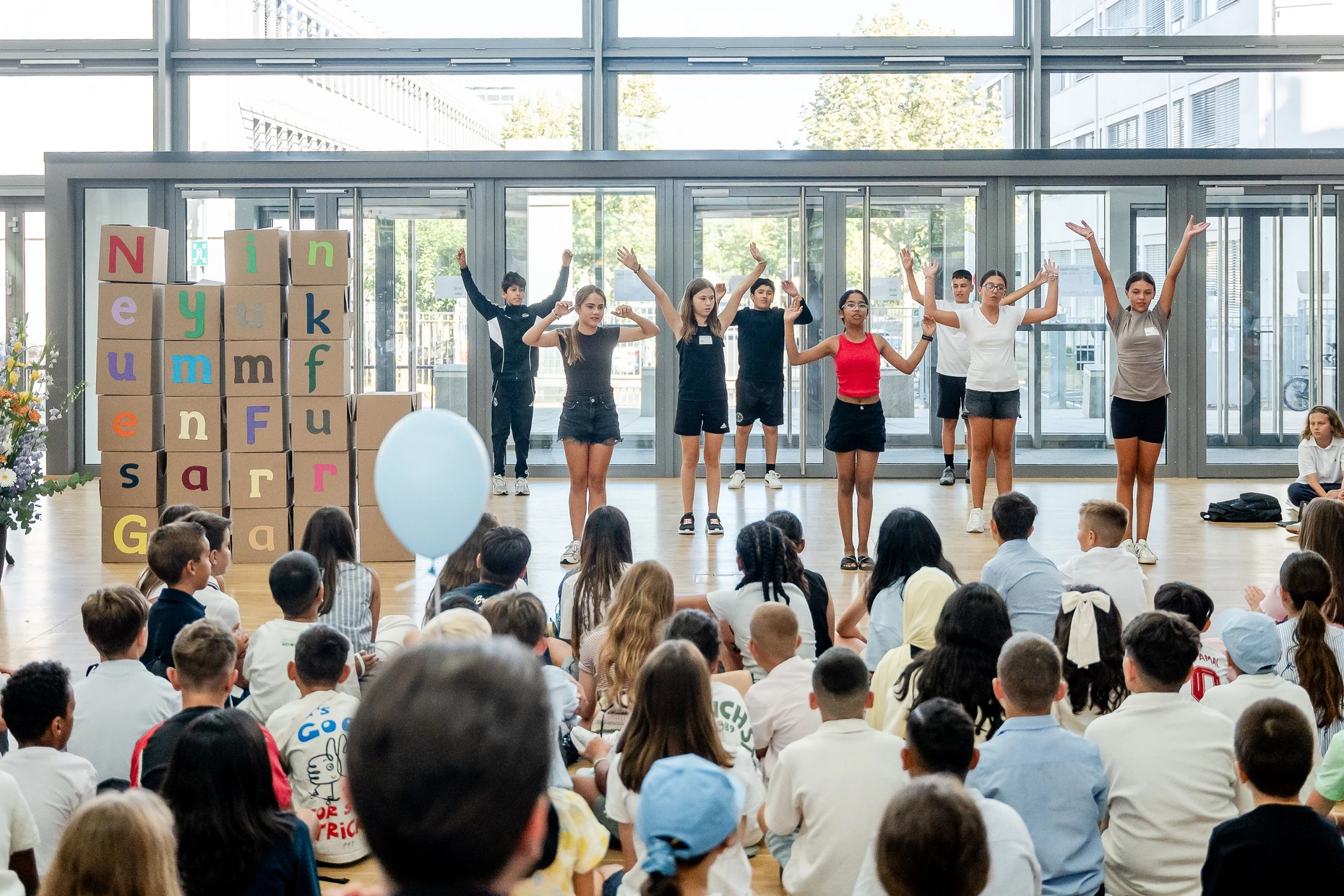 Performance: Die Schüler setzen den neuen Namen tanzend in Szene.