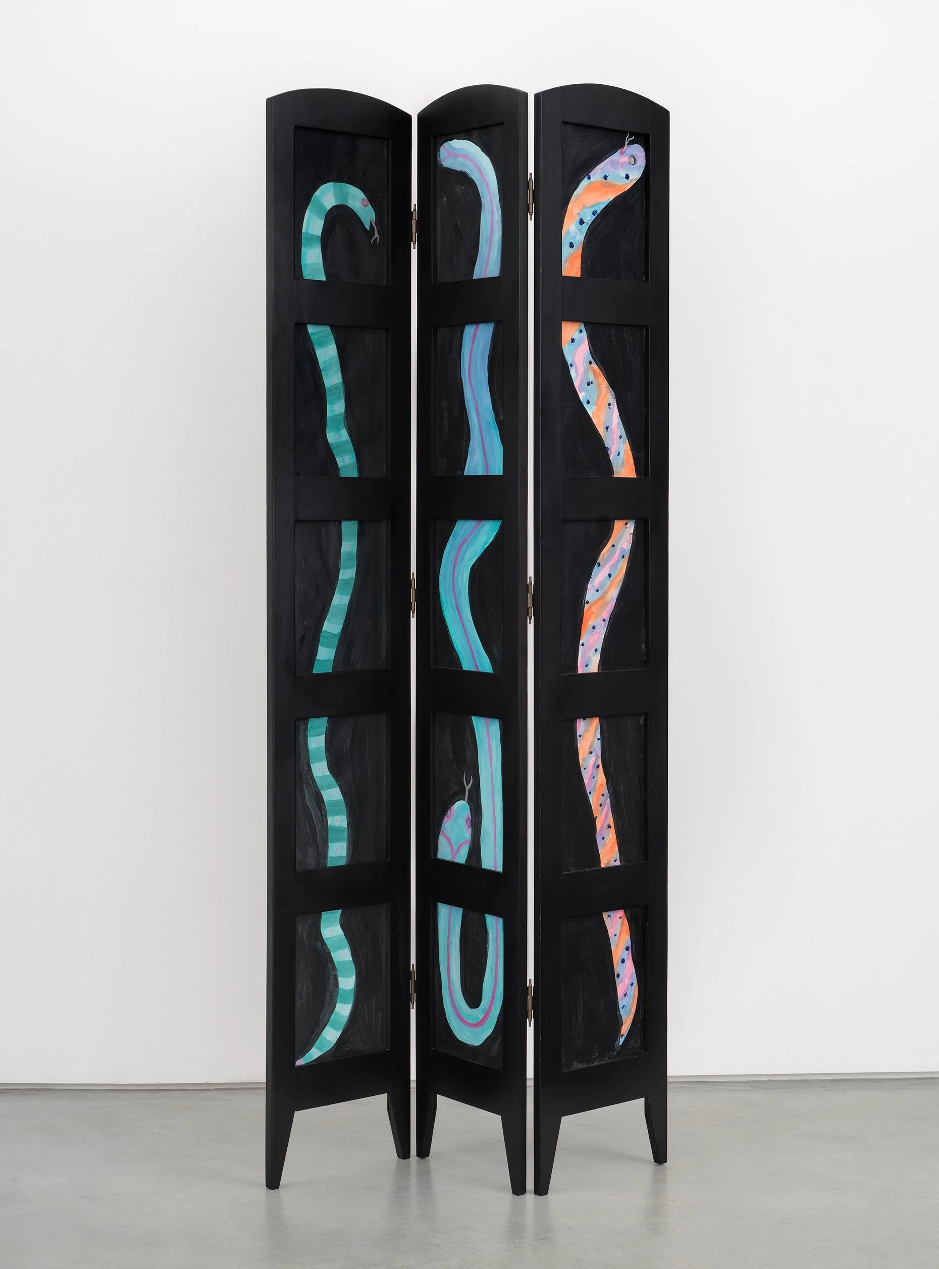  Betye Saars „Snake Screen“ von 2023 in Wasserfarbe und Bleistift auf 15 Papierbögen unter Glas