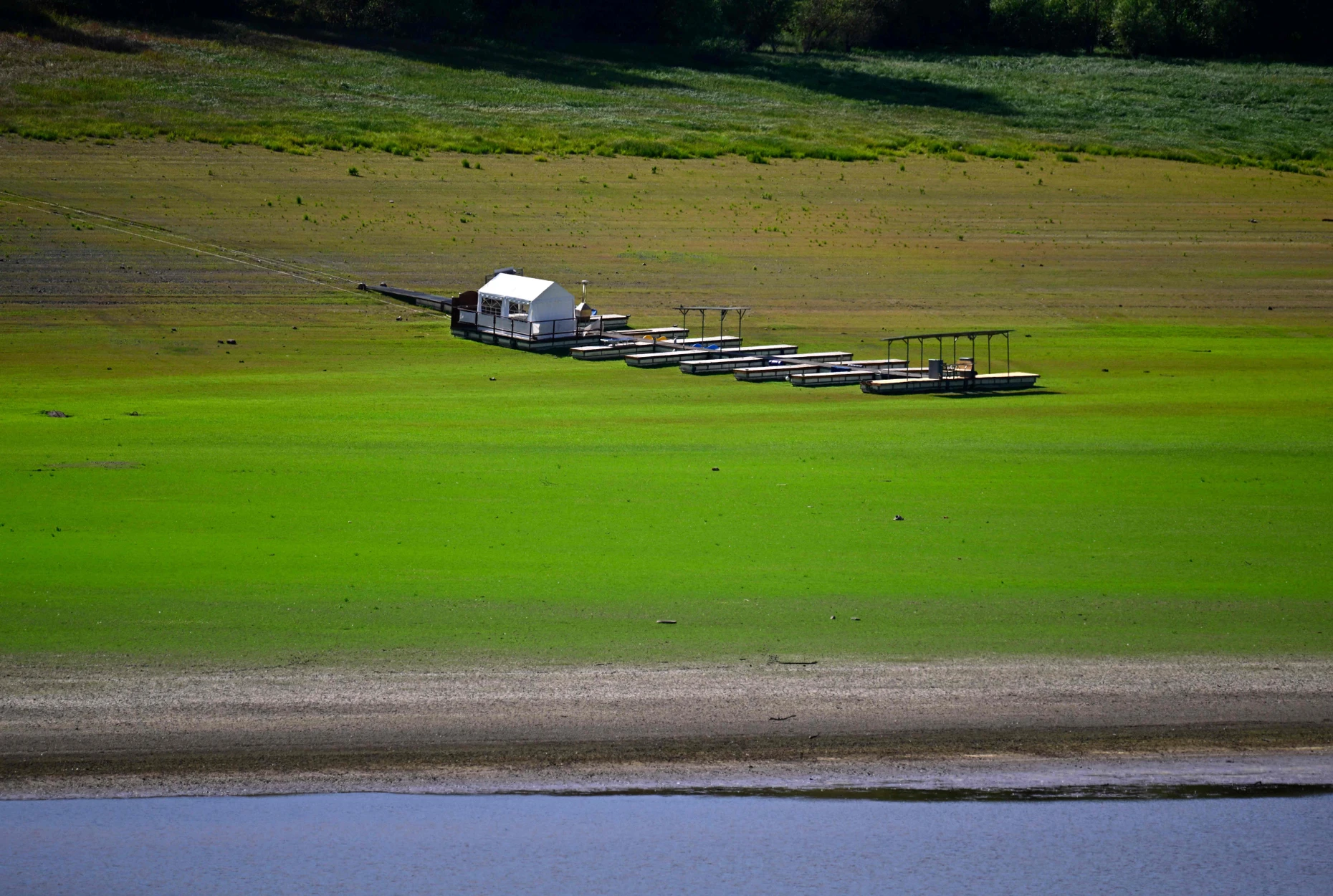 Auf dem Trockenen: Ein leerer Bootssteg am Edersee bei Waldeck