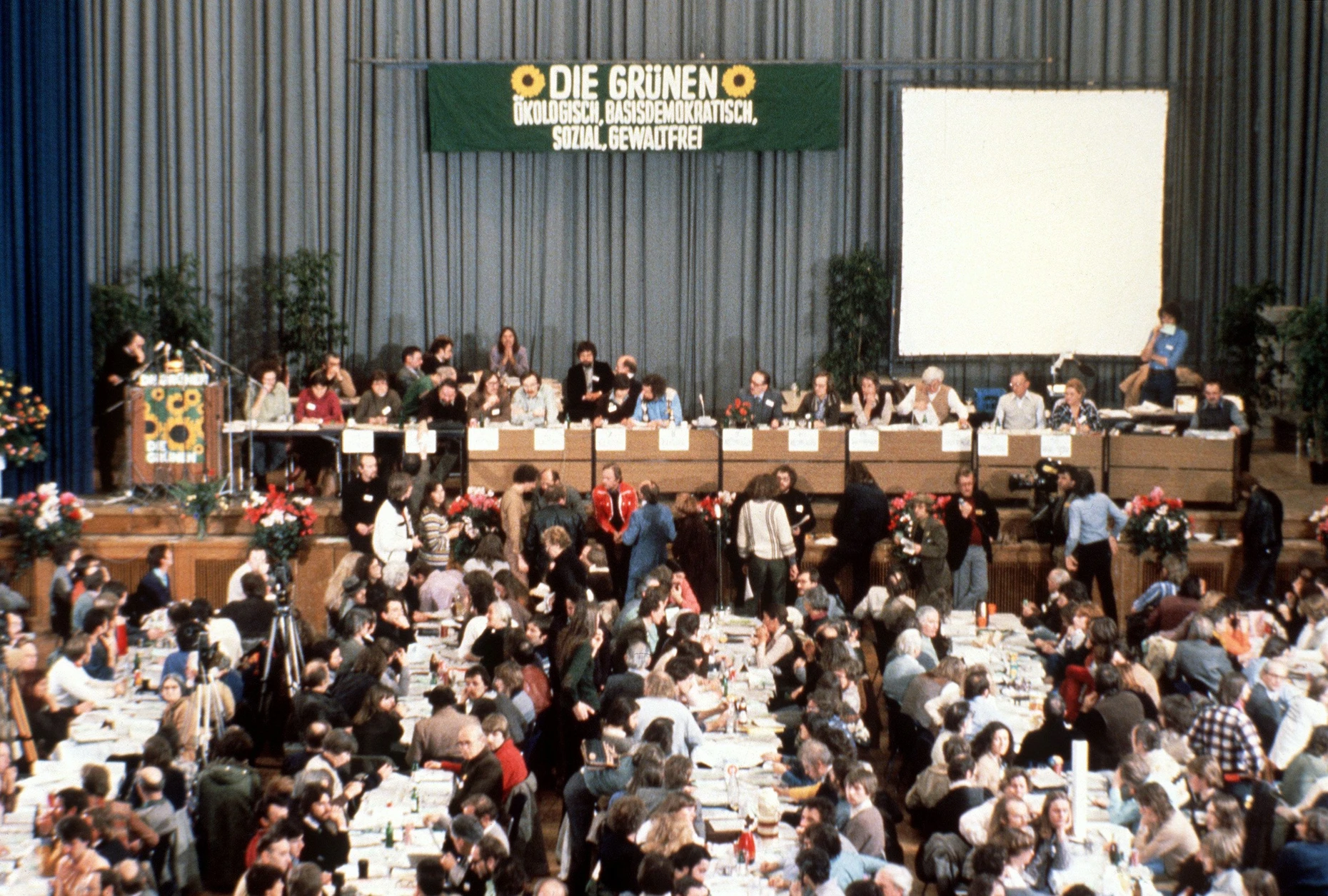 Szene vom Gründungsparteitag der Grünen im Januar 1980
