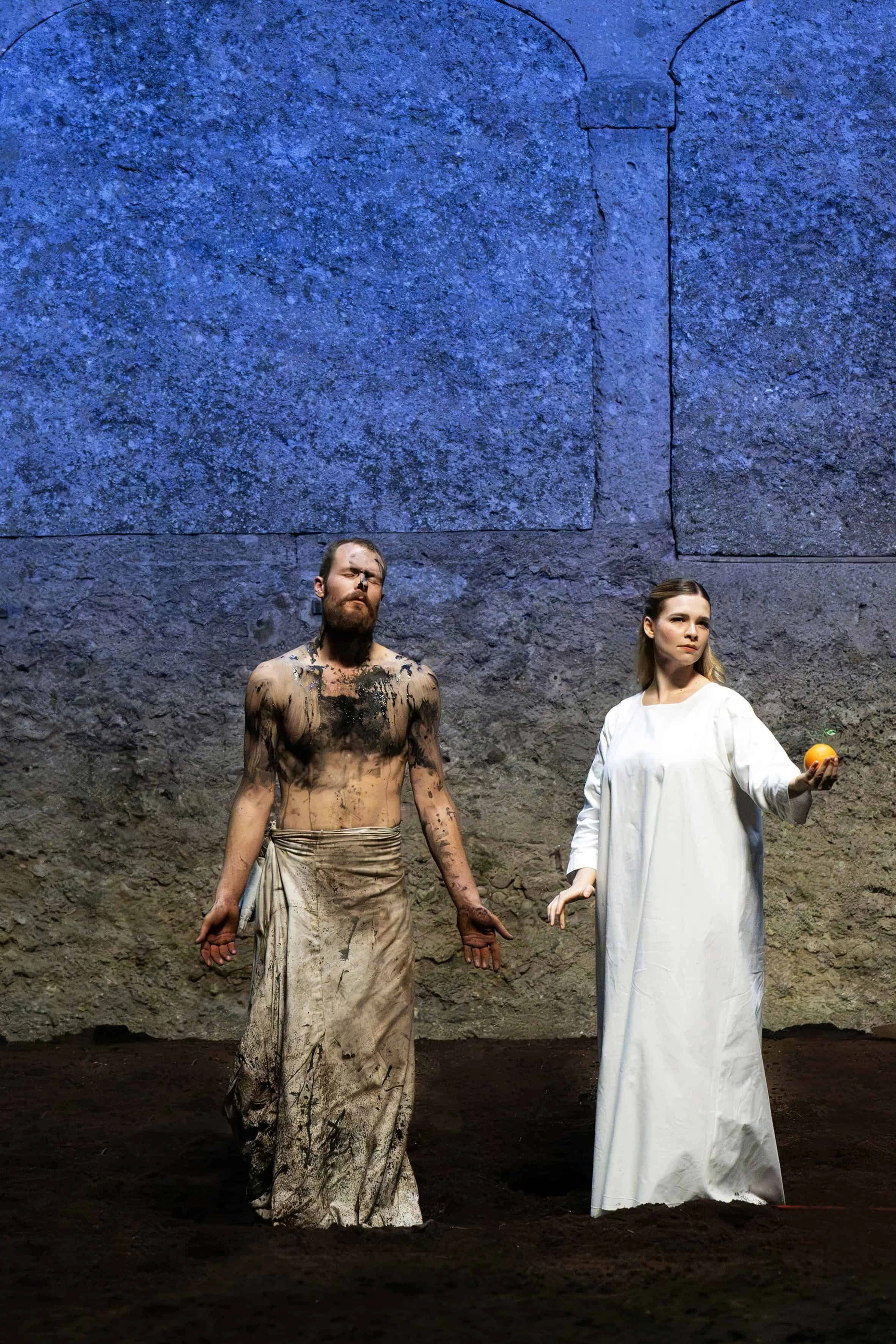 Saint François (Philippe Sly) lauscht dem Gesang des Engels (Lauranne Oliva).