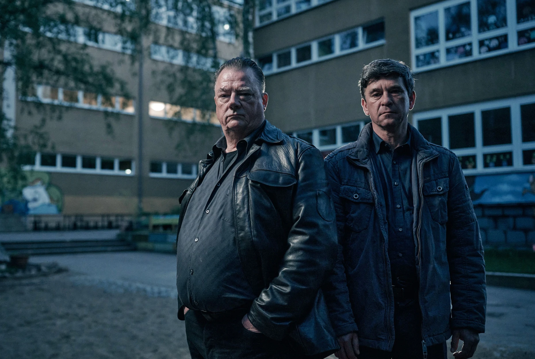  Peter Kurth (li.) und Peter Schneider im „Polizeiruf 110“ aus Halle.