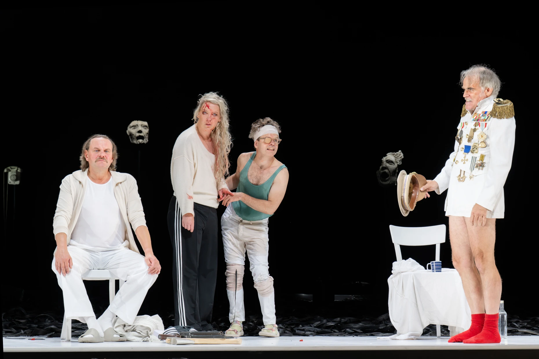 Im Stuhlkreis verloren: Devid Striesow, Lina Beckmann, Kristof Van Boven und Sebastian Blomberg