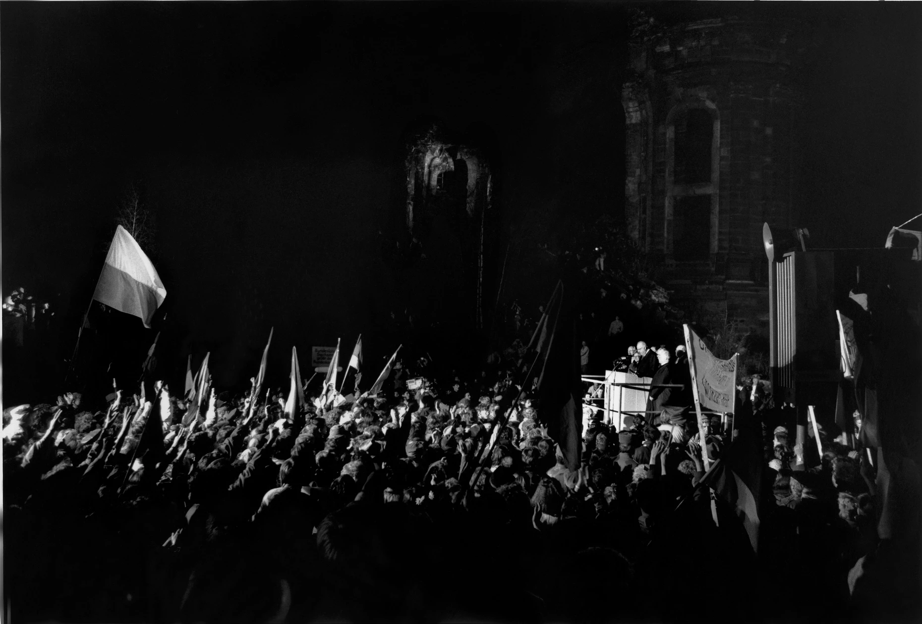 Einig Vaterland, doch was heißt das eigentlich? Barbara Klemm fotografierte Bundeskanzler Helmut Kohl am 21. Dezember 1989 in Dresden.