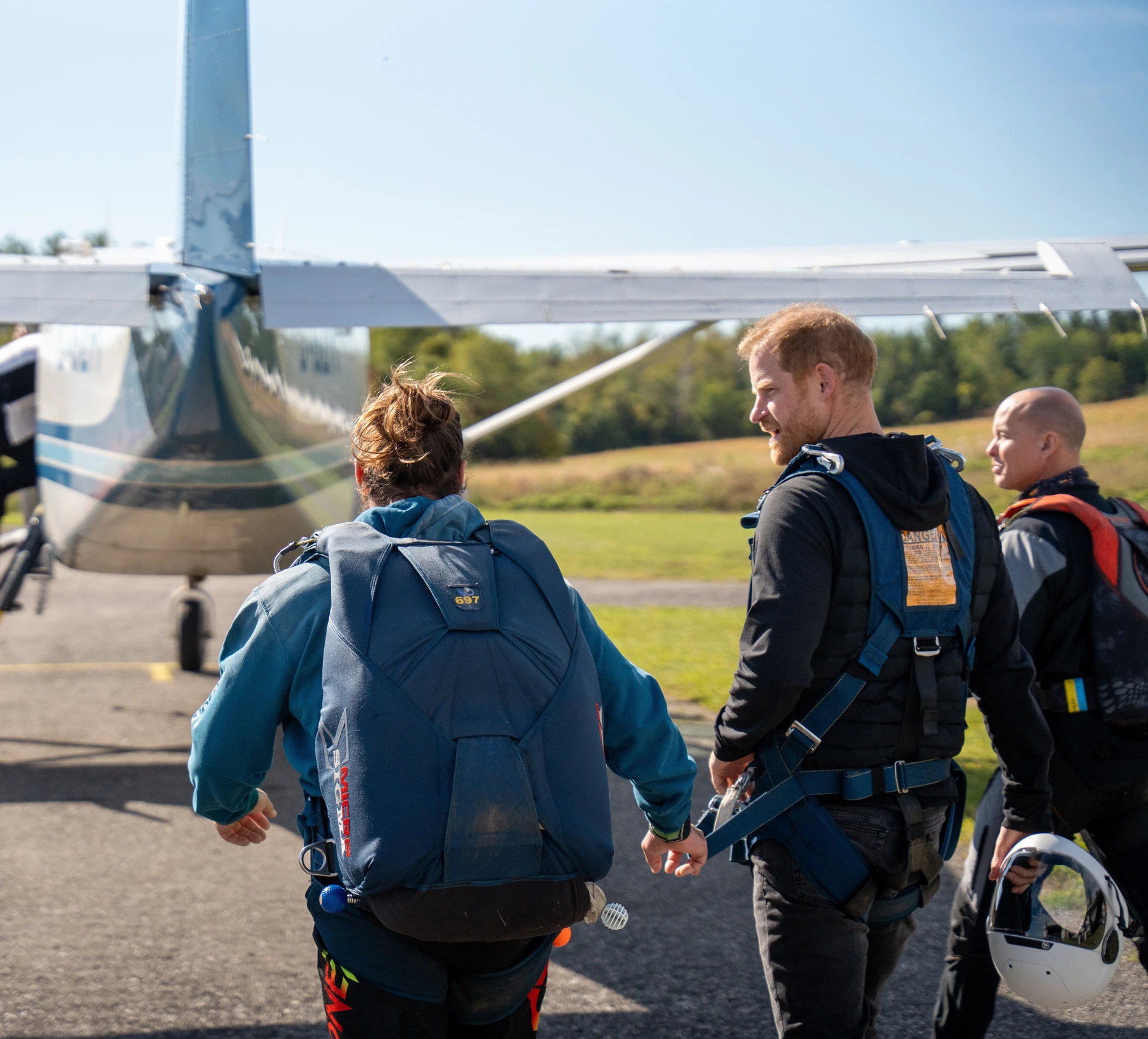 Vor dem Absprung: Prinz Harry (Mitte) führt eine Gruppe von Fallschirmspringern zum Flugzeug in Cookstown im kanadischen Ontario.