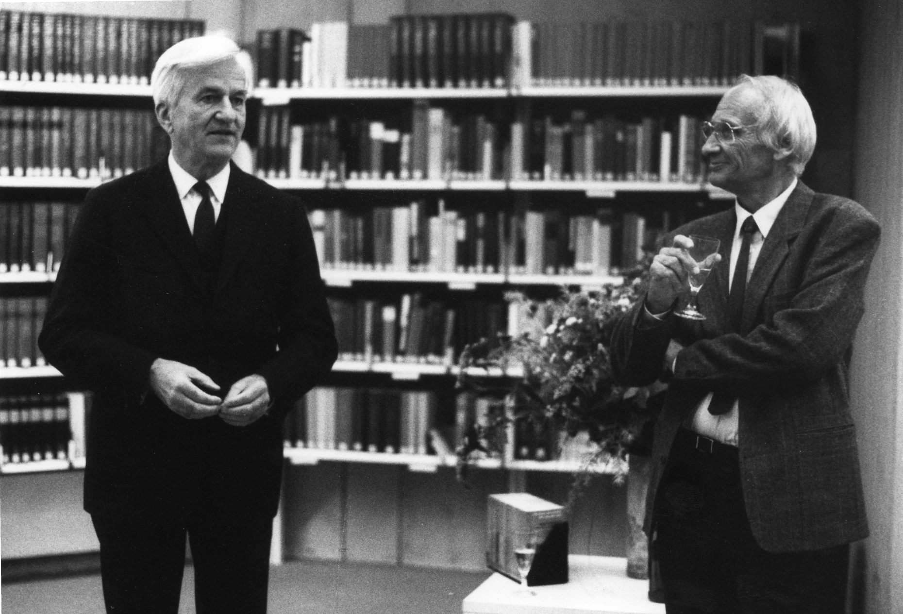 Was heißt Historisierung des Nationalsozialismus? In den Worten von Richard von Weizsäcker: Die deutsche Geschichte geht weiter. Martin Broszat, von 1972 bis zu seinem Tod 1989 Direktor des Instituts für Zeitgeschichte, begrüßte den sechsten Bundespräsidenten am 6. November 1987 im Münchner Lesesaal des Instutsgebäudes in der Leonrodstraße.