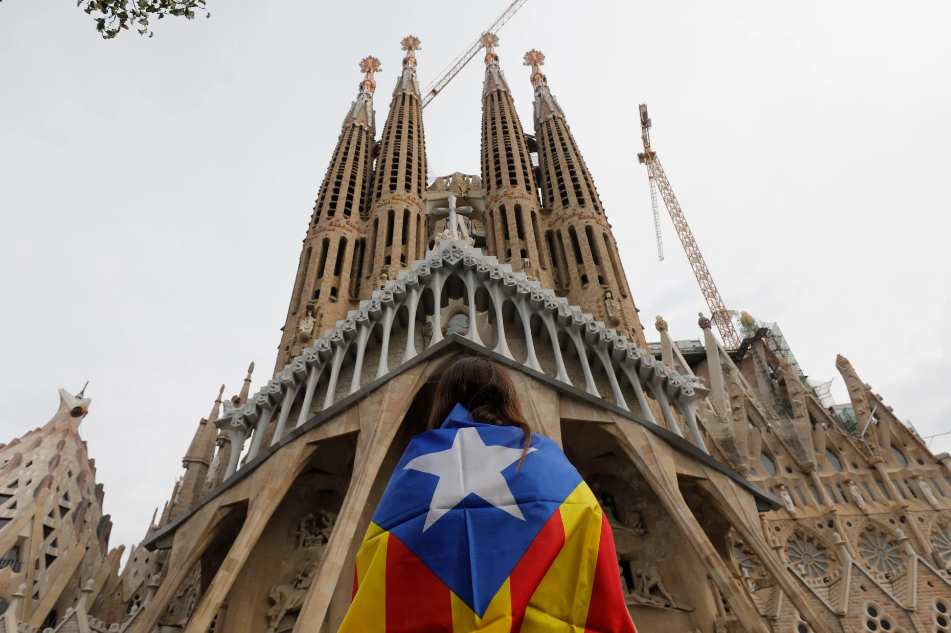 Eine Kirche als Nationalsymbol: eine Demonstrantin mit katalanischer Flagge während des Generalstreiks am 18. Oktober 2019 vor der Sagrada Família