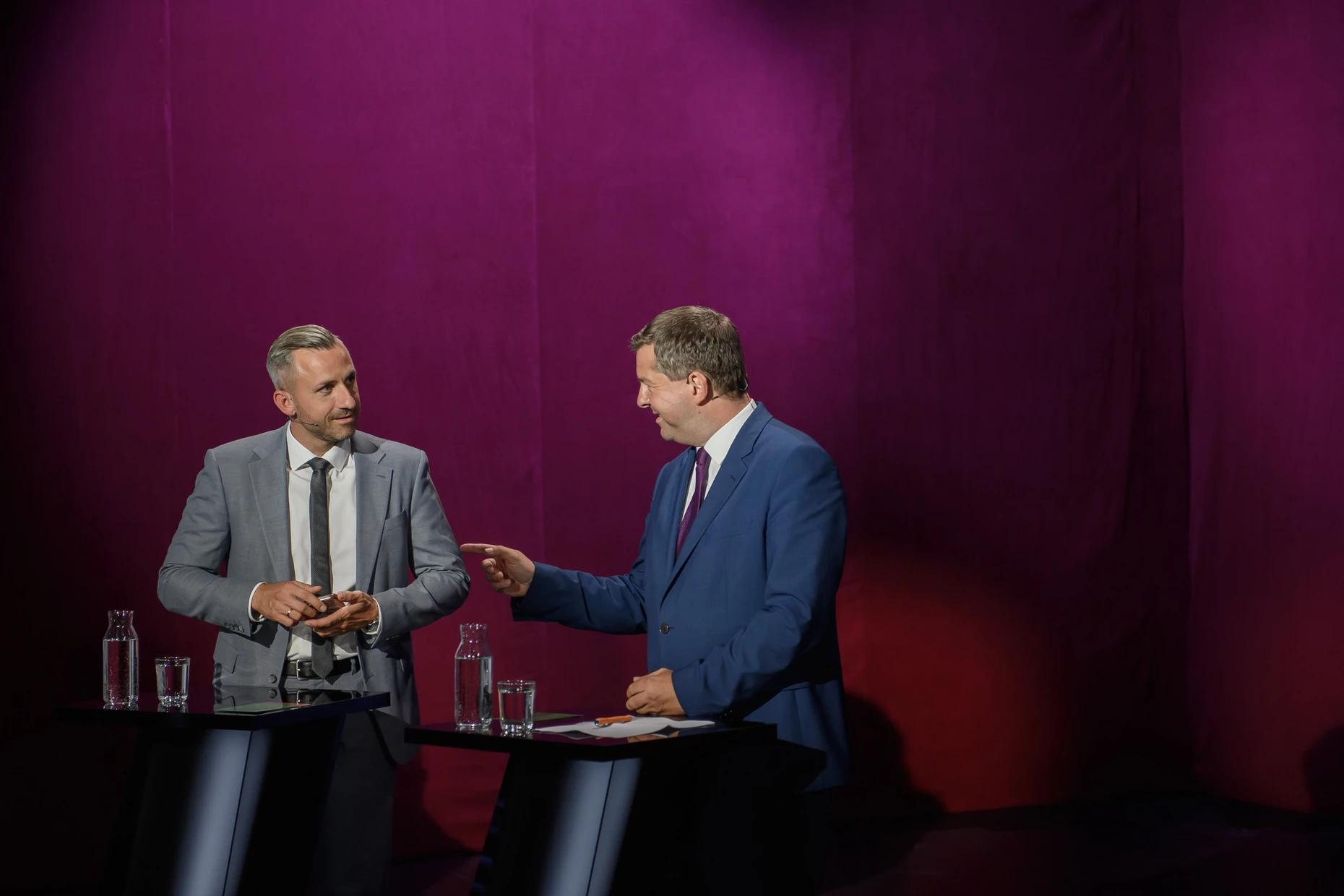 Ulrich Siegmund (l, AfD) und Sven Schulze (CDU), Ministerpräsident von Sachsen-Anhalt, stehen im Studio der MDR-Wahlarena nebeneinander.