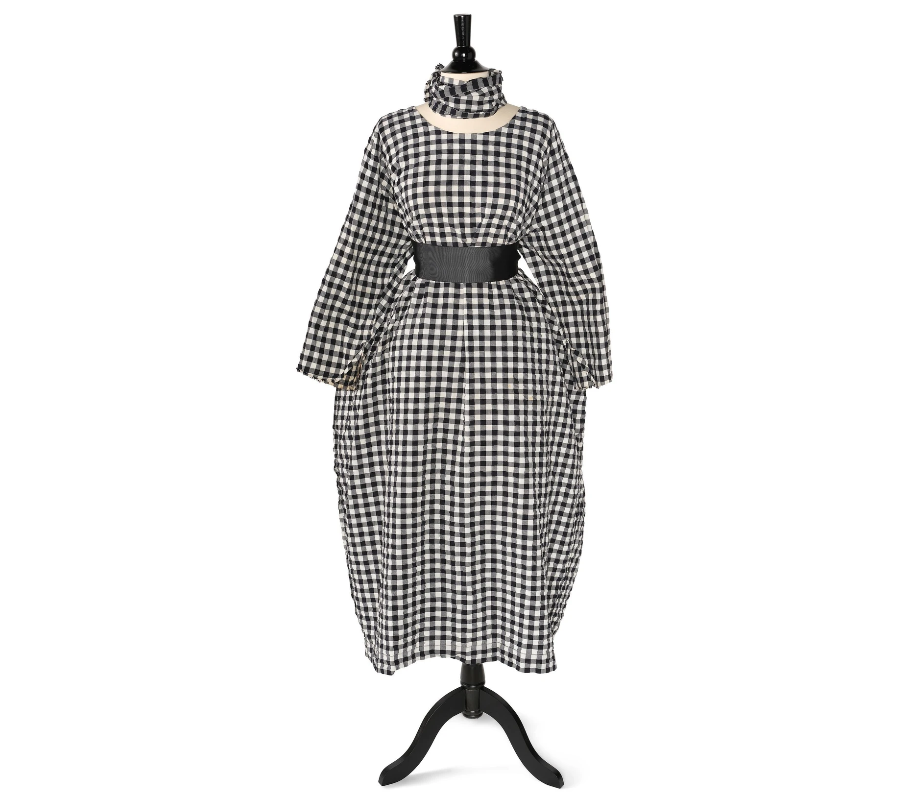  Leinenkleid mit Schal, Taxe 200 bis 300 Dollar