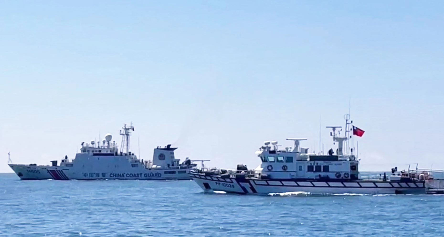 Ein am 8. Juli 2026 aufgenommenes und veröffentlichtes Foto der taiwanischen Küstenwache zeigt ein Patrouillenschiff der taiwanischen Küstenwache (rechts), das in den Gewässern südlich von Kinmen in der Nähe eines Schiffes der chinesischen Küstenwache fährt.
