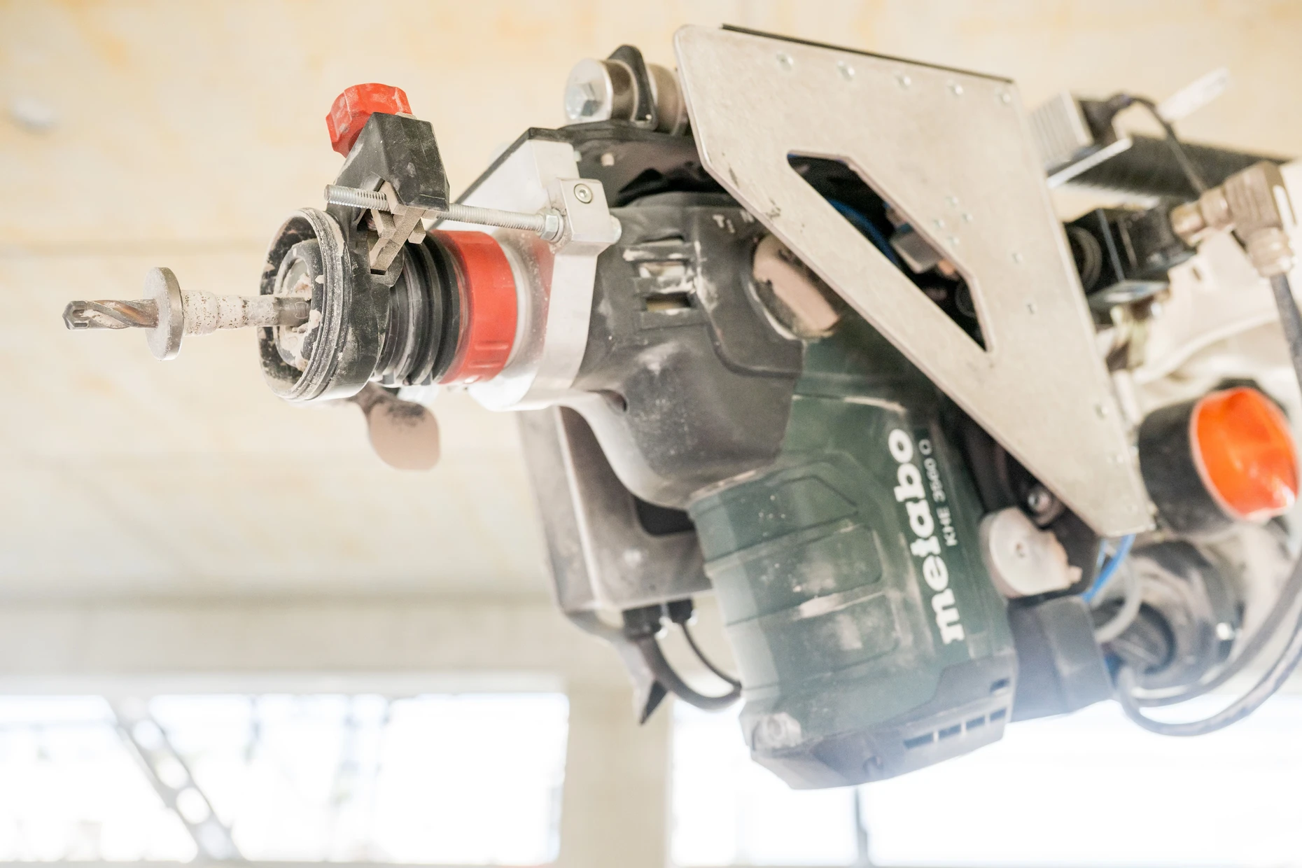 Ran an den Dreck: Bohrer mit Anschlag, handelsüblicher Bohrhammer von Metabo