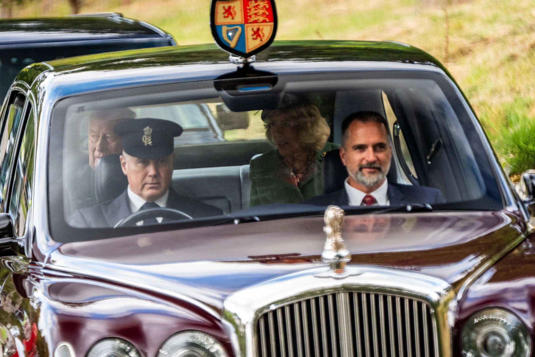 Bisher kein Wort zu Harrys Rückkehr: König Charles III. und Königin Camilla lassen sich zur Kirche fahren.