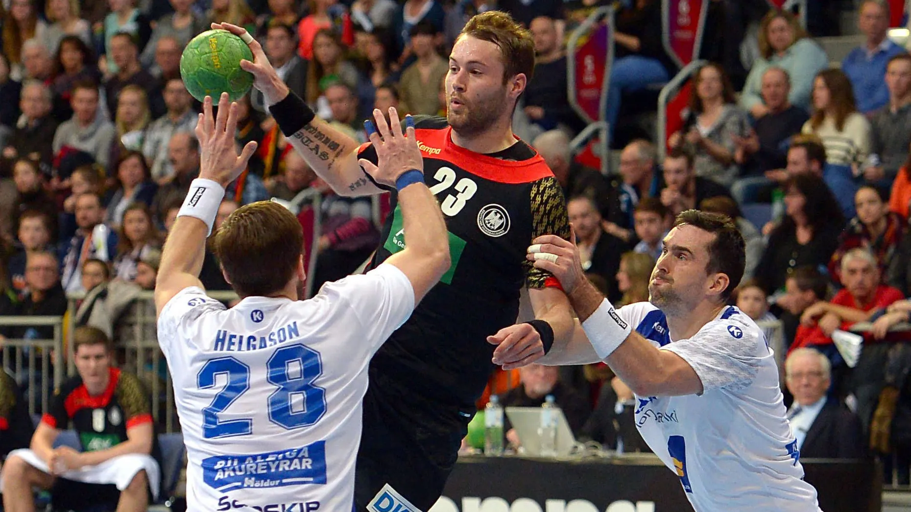 Die deutschen Handballer bangen vor der Europameisterschaft in Polen um den Einsatz von Steffen Fäth (Bild). Der Rückraumspieler erlitt am Sonntag bei der 24:27-Testspielniederlage gegen Island in Hannover eine Rückenprellung. Das teilte Bob Hanning, Vizepräsident Leistungssport im Deutschen Handballbund (DHB), im Anschluss an die Partie mit. Angeschlagen sind zudem Christian Dissinger, der wegen einer Verhärtung in der Wade ausgewechselt wurde, sowie Spielmacher Niclas Pieczkowski wegen Leistenproblemen. „Da müssen die Trainer jetzt die Köpfe zusammenstecken und überlegen, ob sie jemanden nachnominieren“, sagte Hanning. Bundestrainer Dagur Sigurdsson will erst die ärztlichen Diagnosen abwarten, bevor er eine Personalentscheidung trifft. „Wir warten ab, was rauskommt“, sagte er. Zudem ließ er offen, ob er 16 oder 17 Spieler mit zur EM nach Breslau nimmt. „Wir gehen davon aus, dass wir mit 16 Spielern reisen. Die Zusammensetzung hängt davon ab, wer topfit ist. Aber es kann sein, dass wir das ändern, wenn einer halb und halb ist“, meinte der Isländer (dpa).